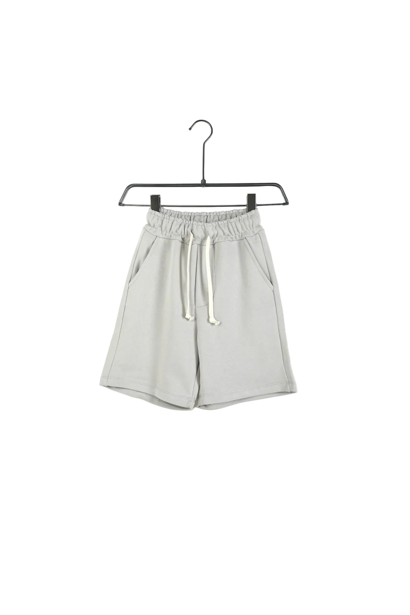 atelier axd pantaloni scurti copii gri deschis material usor vara Atelier AXD in tinuta moda urbana cu snur lung vizibil
