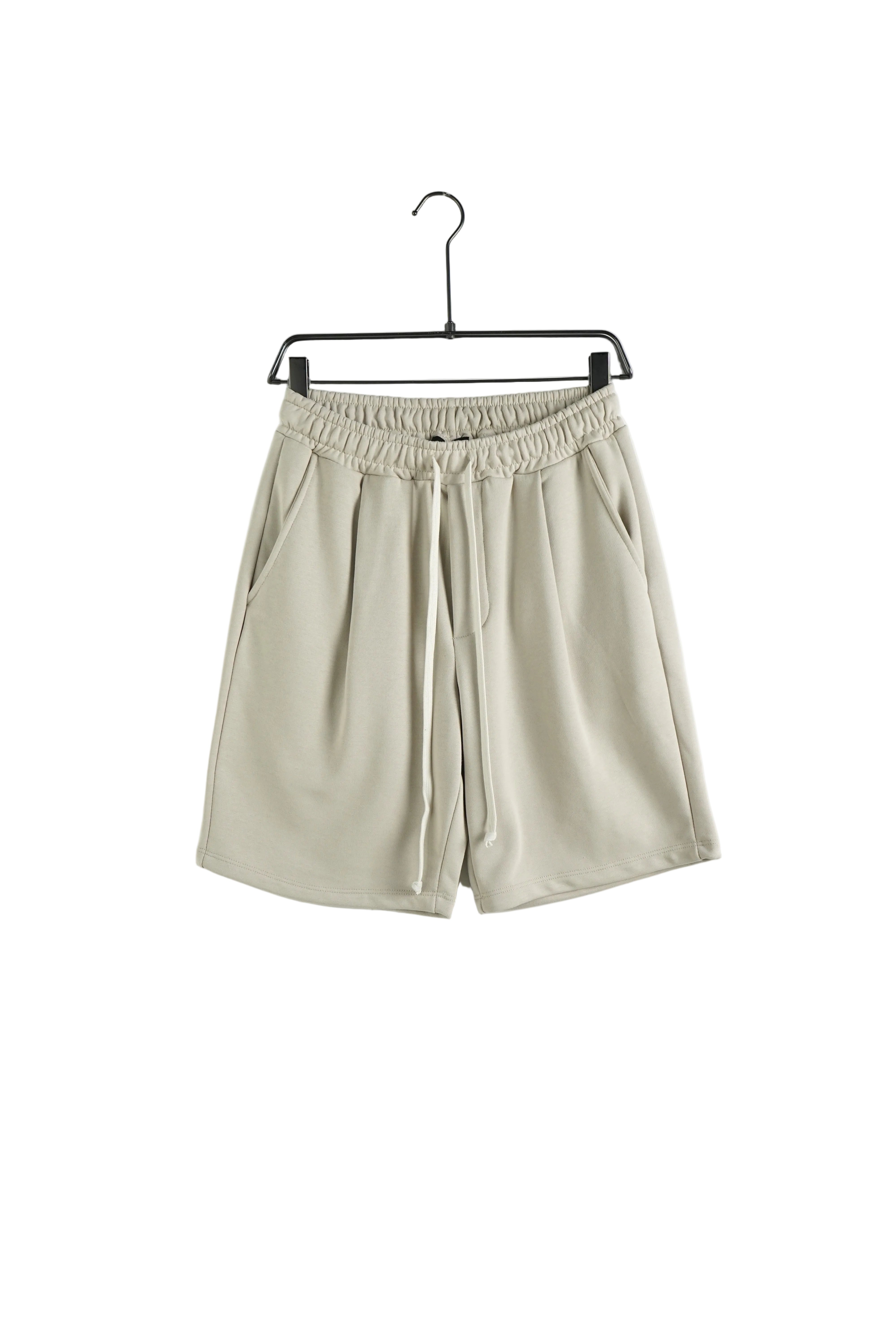 atelier axd pantaloni scurti crem cu siret lung Atelier AXD in tinuta moda urbana cu snur lung vizibil