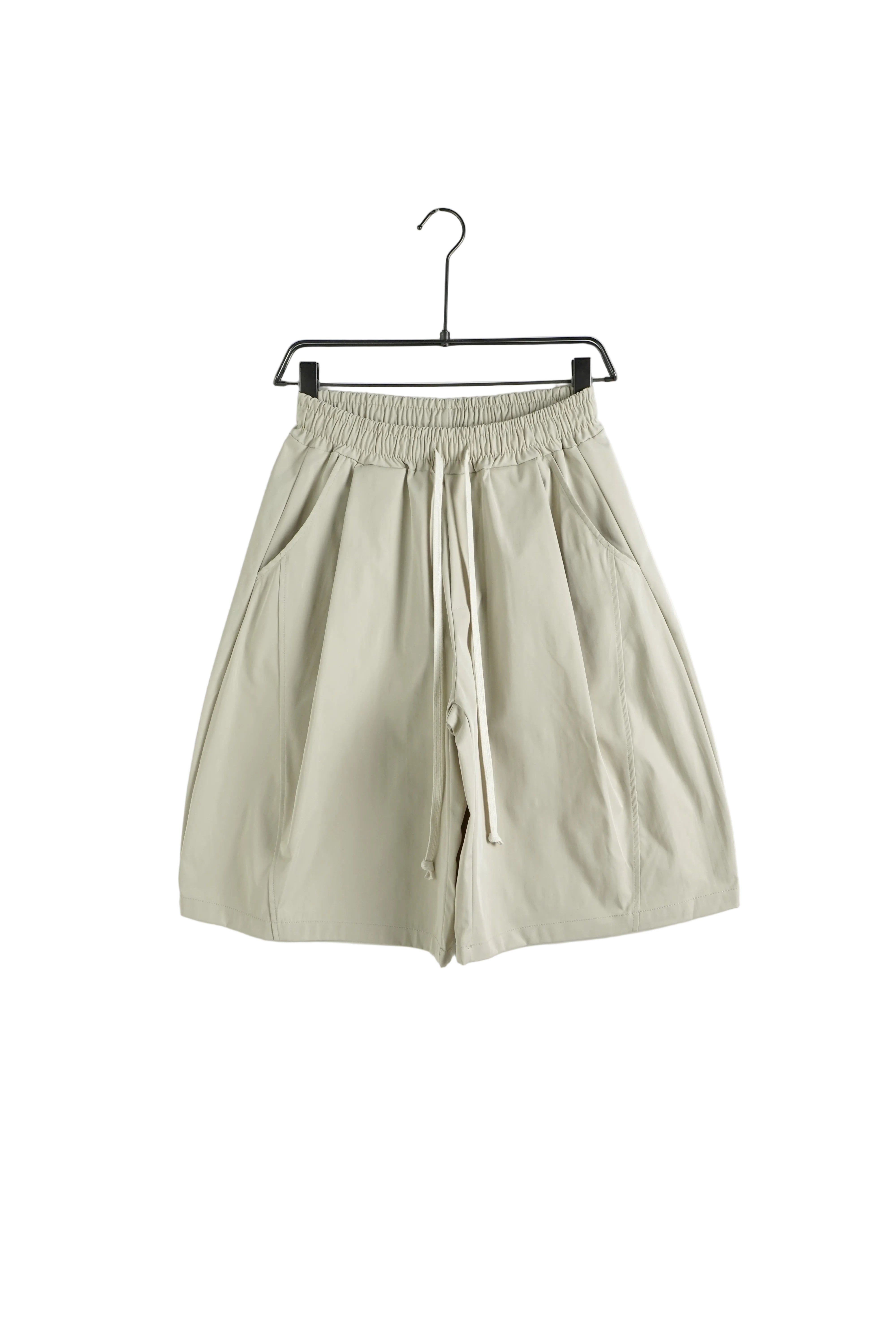atelier axd pantaloni scurti crem snur lung barbati Atelier AXD in tinuta moda urbana cu snur lung vizibil