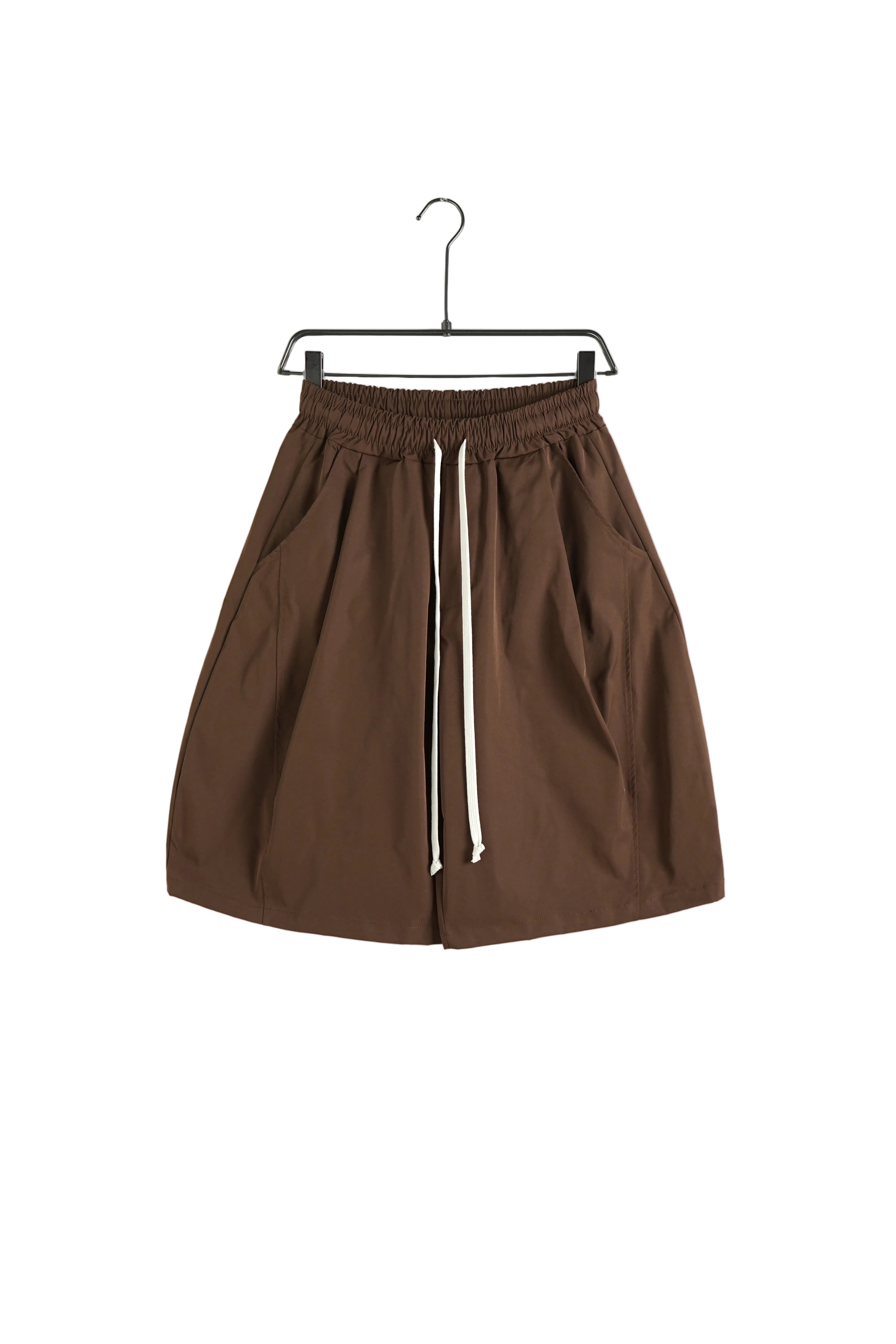 atelier axd pantaloni scurti maro cu snur lung detaliu Atelier AXD in tinuta moda urbana cu snur lung vizibil