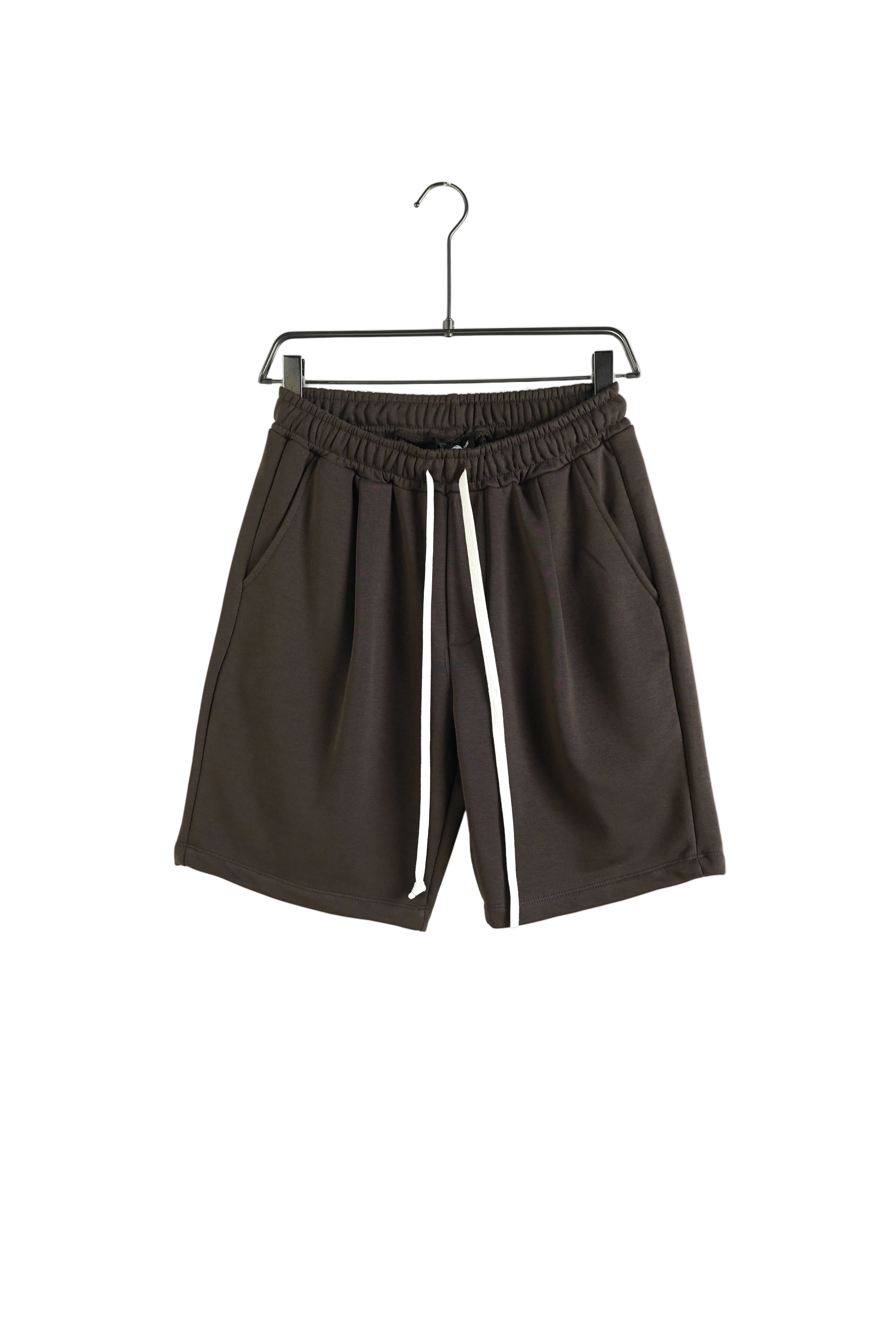 atelier axd pantaloni scurti maro inchis bumbac snur lung Atelier AXD in tinuta moda urbana cu snur lung vizibil