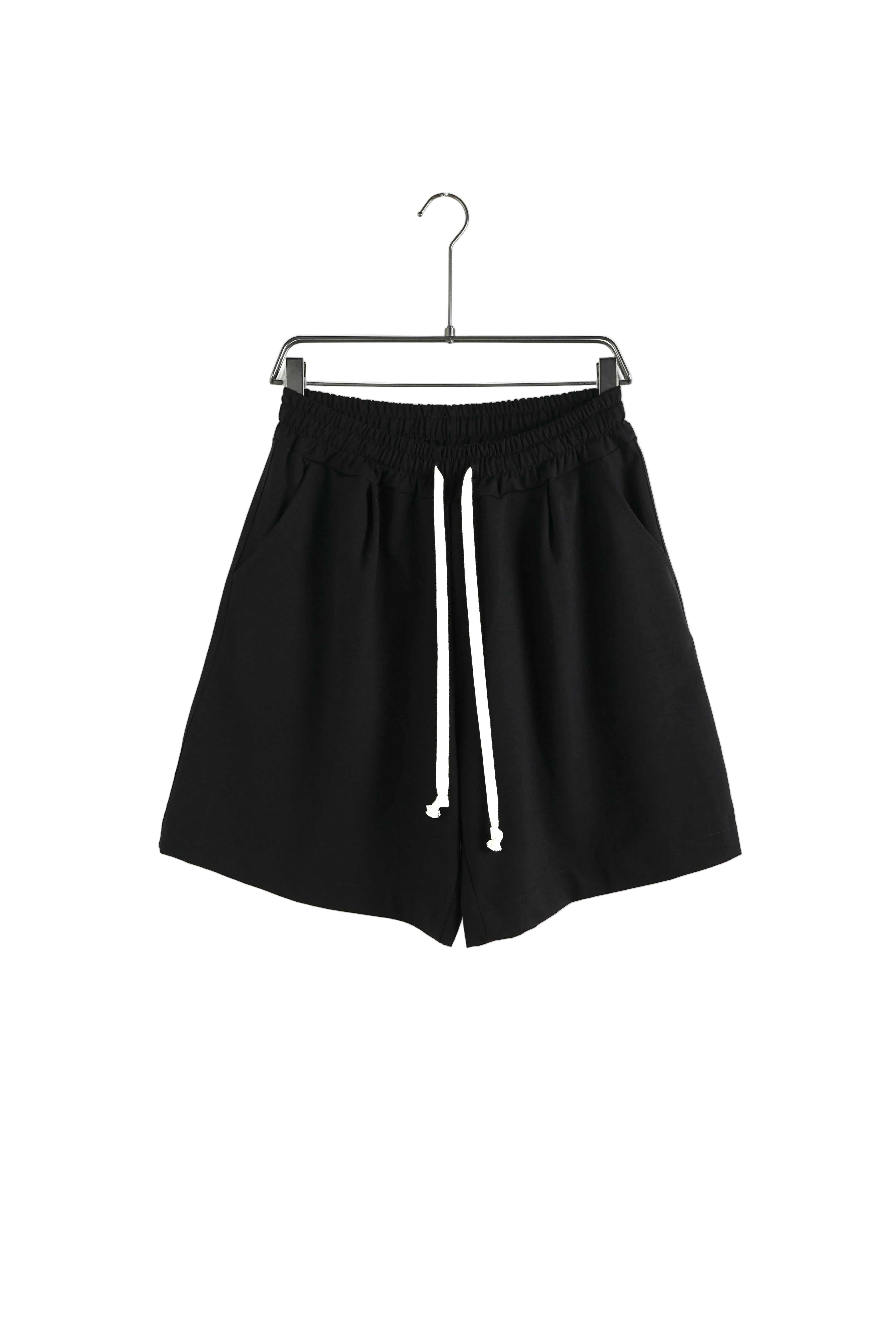 atelier axd pantaloni scurti negru intens snur lung Atelier AXD in tinuta moda urbana cu snur lung vizibil