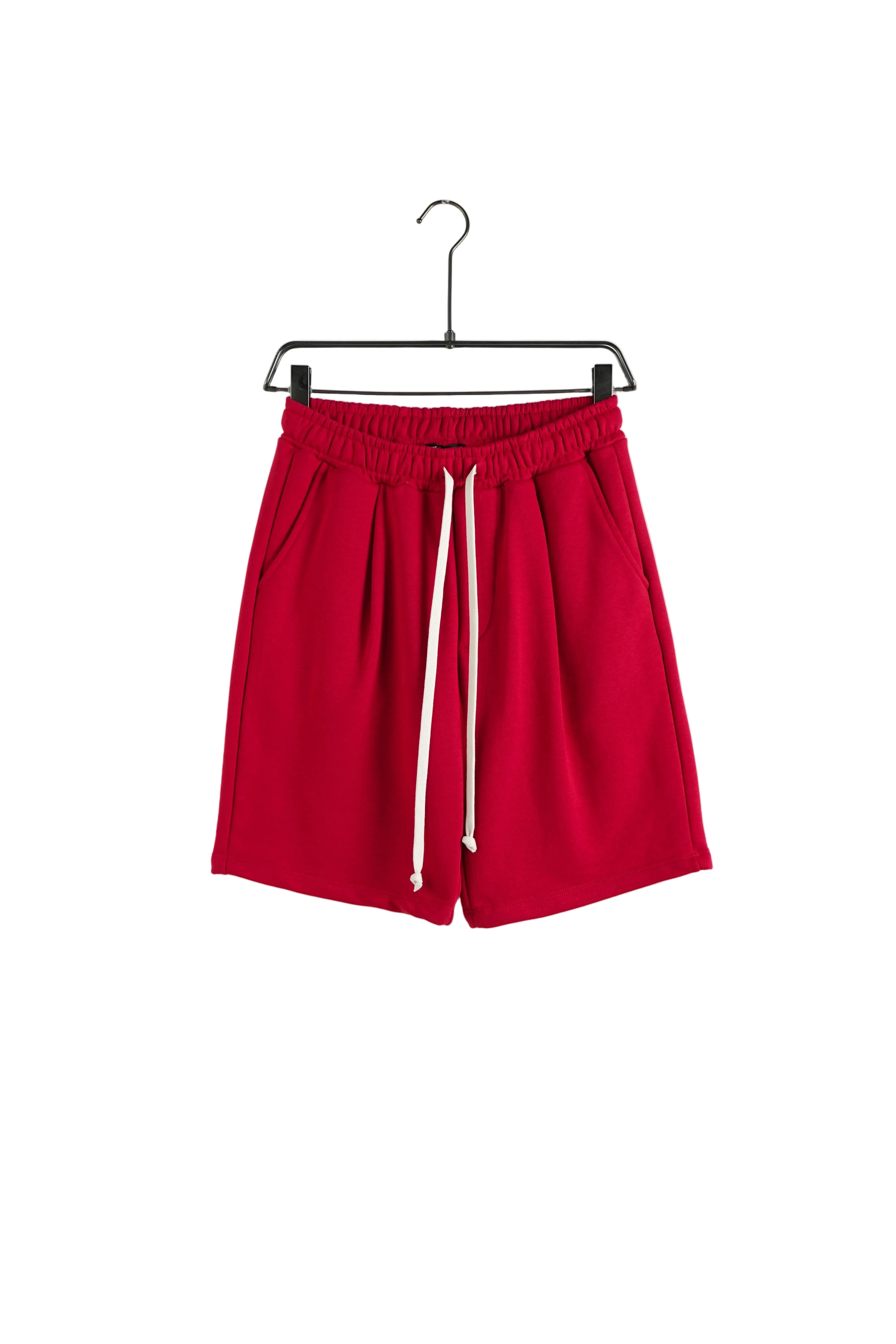 atelier axd pantaloni scurti rosii cu snur lung Atelier AXD in tinuta moda urbana cu snur lung vizibil