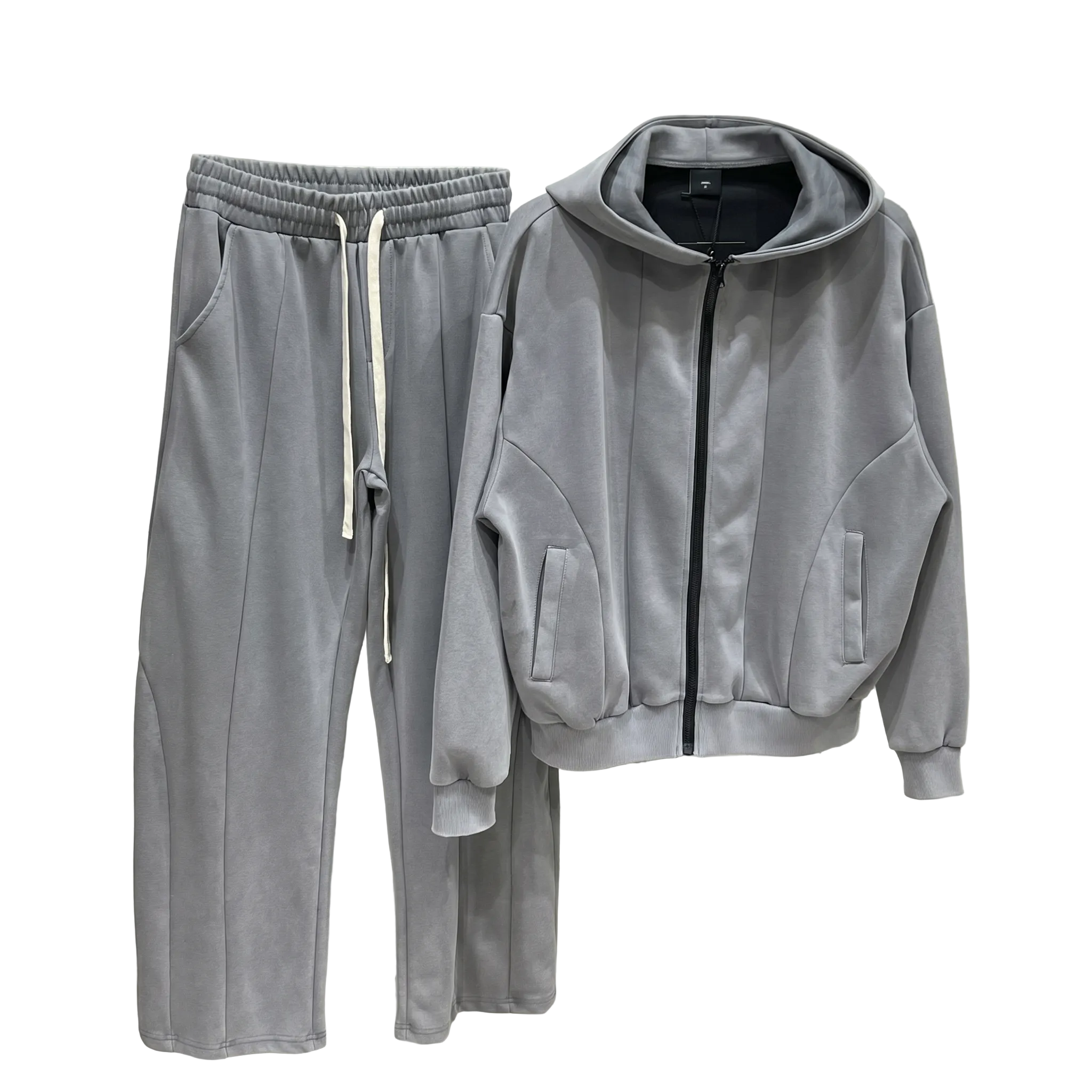 atelier axd set barbati streetwear hanorac fermoar pantaloni largi Atelier AXD in tinuta moda urbana cu snur lung vizibil
