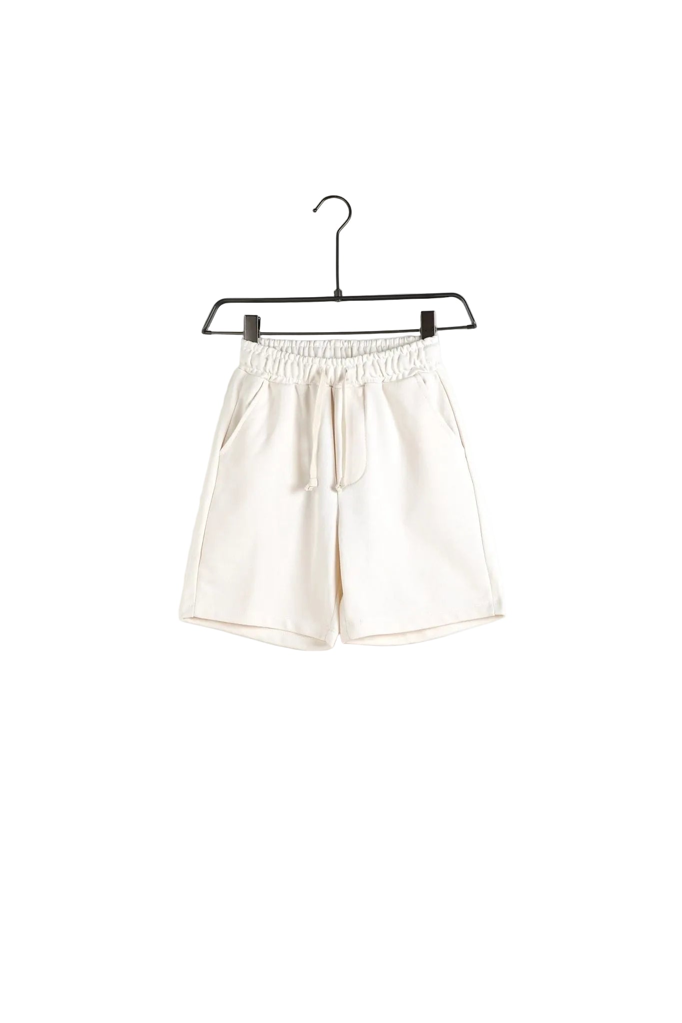 pantaloni albi casual pentru copii bermude albe copii bumbac casual serbare Atelier AXD in tinuta moda urbana cu snur lung vizibil