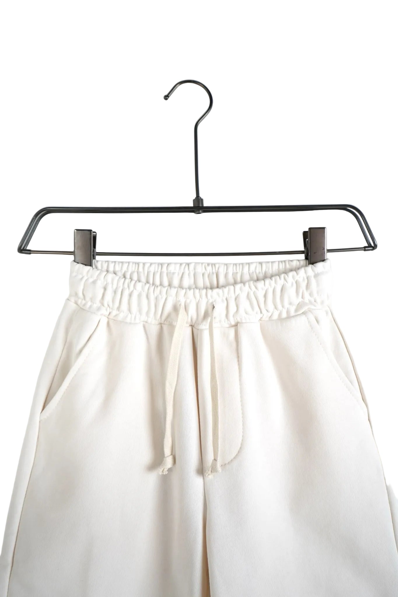 pantaloni albi casual pentru copii pantaloni scurti albi in bumbac vara copii Atelier AXD in tinuta moda urbana cu snur lung vizibil