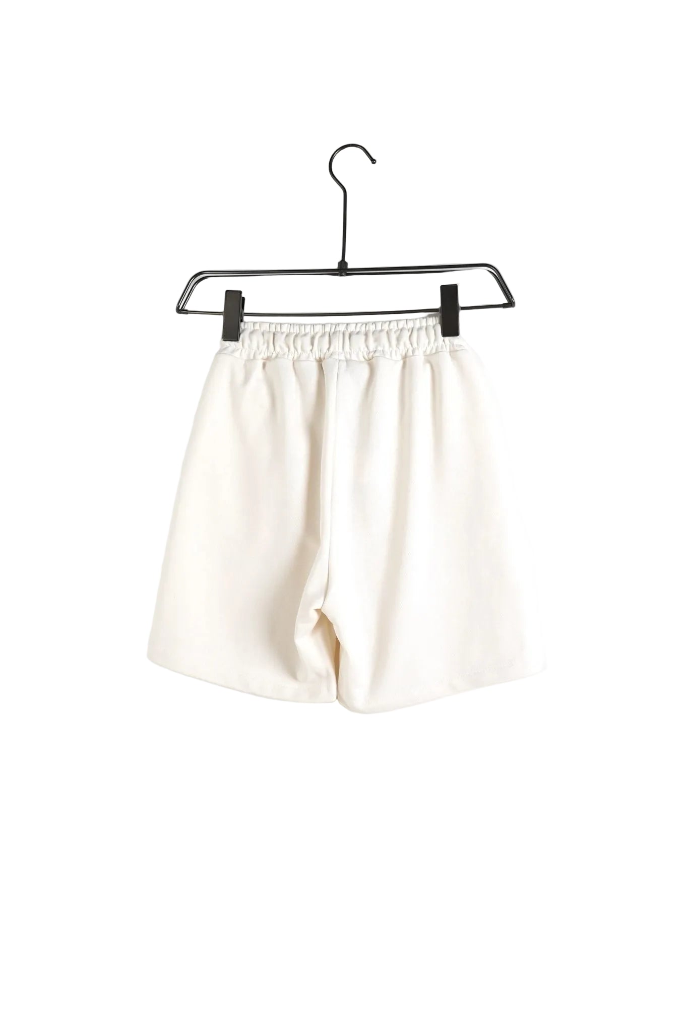 pantaloni albi casual pentru copii pantaloni scurti baieti streetwear siret lu Atelier AXD in tinuta moda urbana cu snur lung vizibil