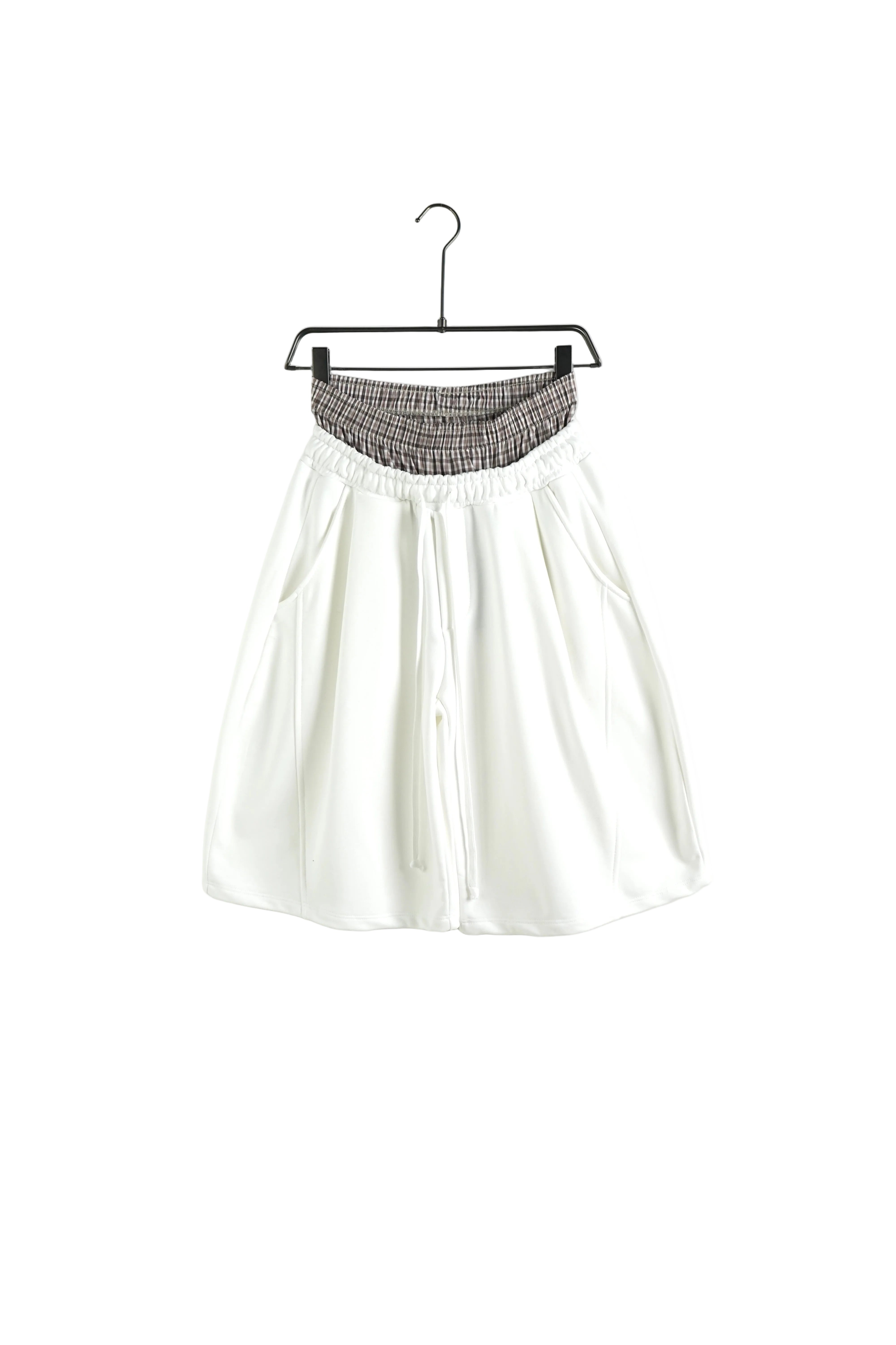 pantaloni albi oversized barbati snur lung 2 Atelier AXD in tinuta moda urbana cu snur lung vizibil