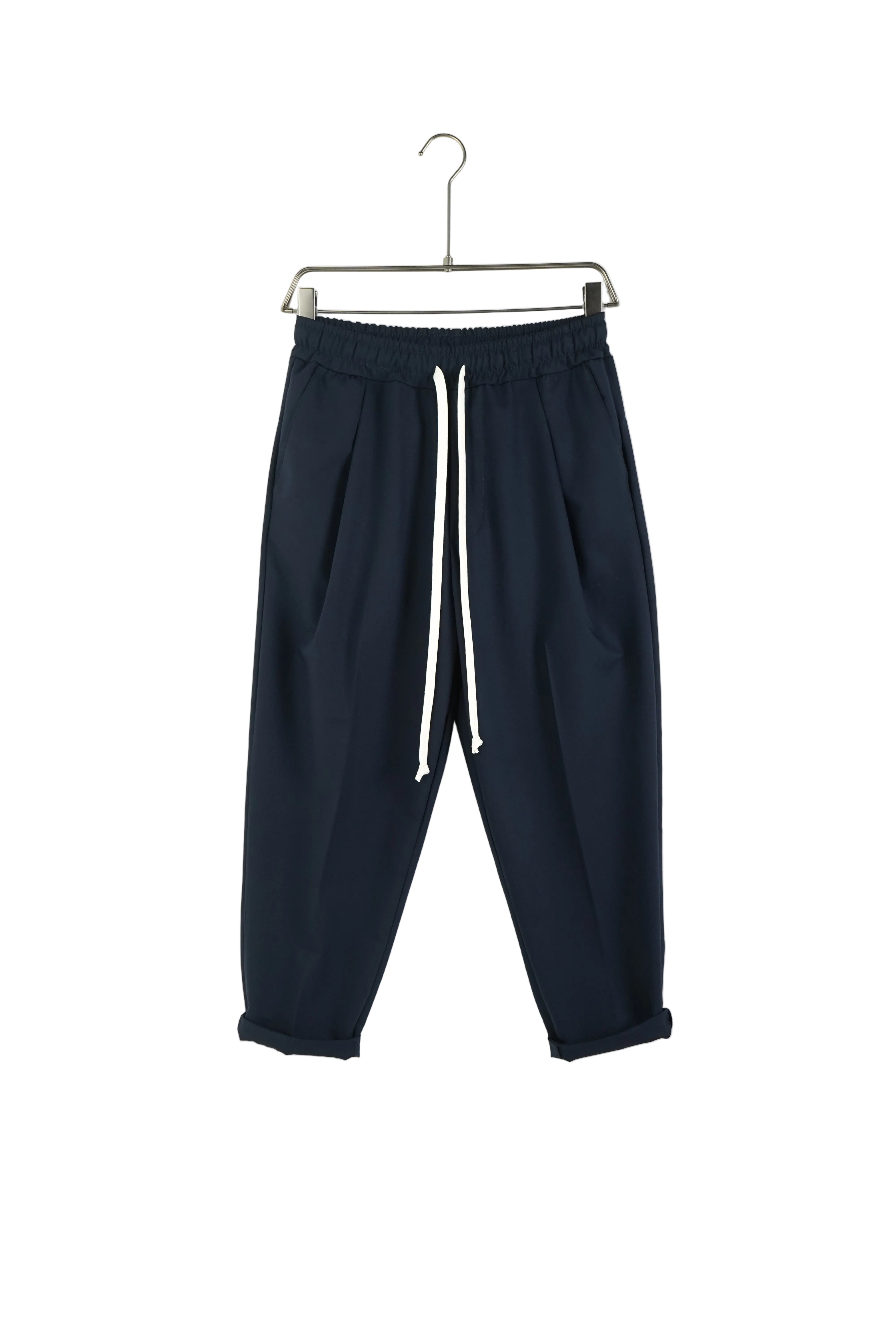 pantaloni atelieraxd bleumarin slim snur lung pantaloni bleumarin slim snur lu Atelier AXD in tinuta moda urbana cu snur lung vizibil