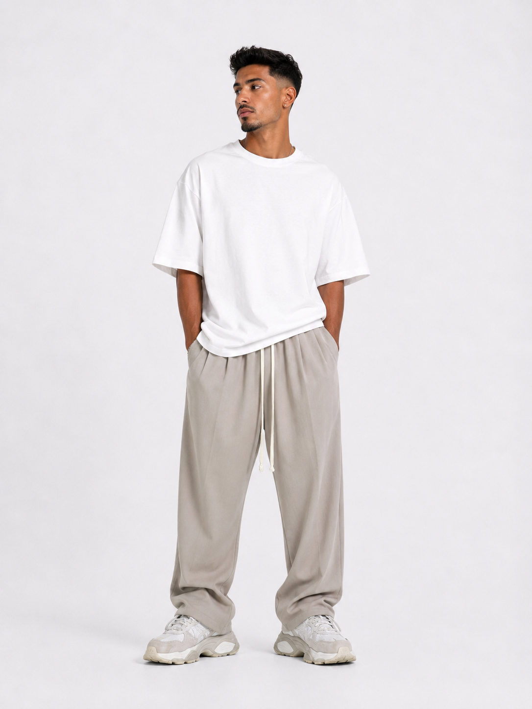 pantaloni barbati bej siret lung buzunar spate barbat pantaloni bej cu siret l Atelier AXD in tinuta moda urbana cu snur lung vizibil