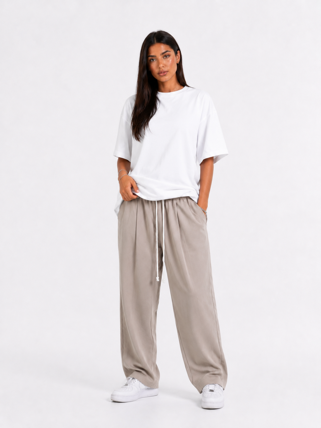 pantaloni barbati bej siret lung buzunar spate femeie pantaloni bej cu siret l Atelier AXD in tinuta moda urbana cu snur lung vizibil