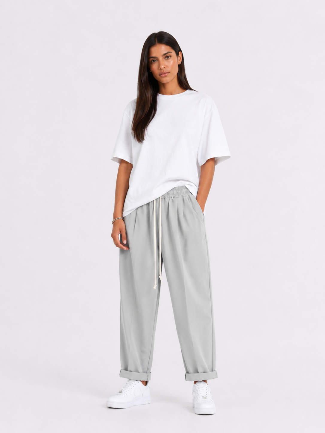 pantaloni barbati casual gri cu snur femeie pantaloni gri cu siret lung Atelier AXD in tinuta moda urbana cu snur lung vizibil