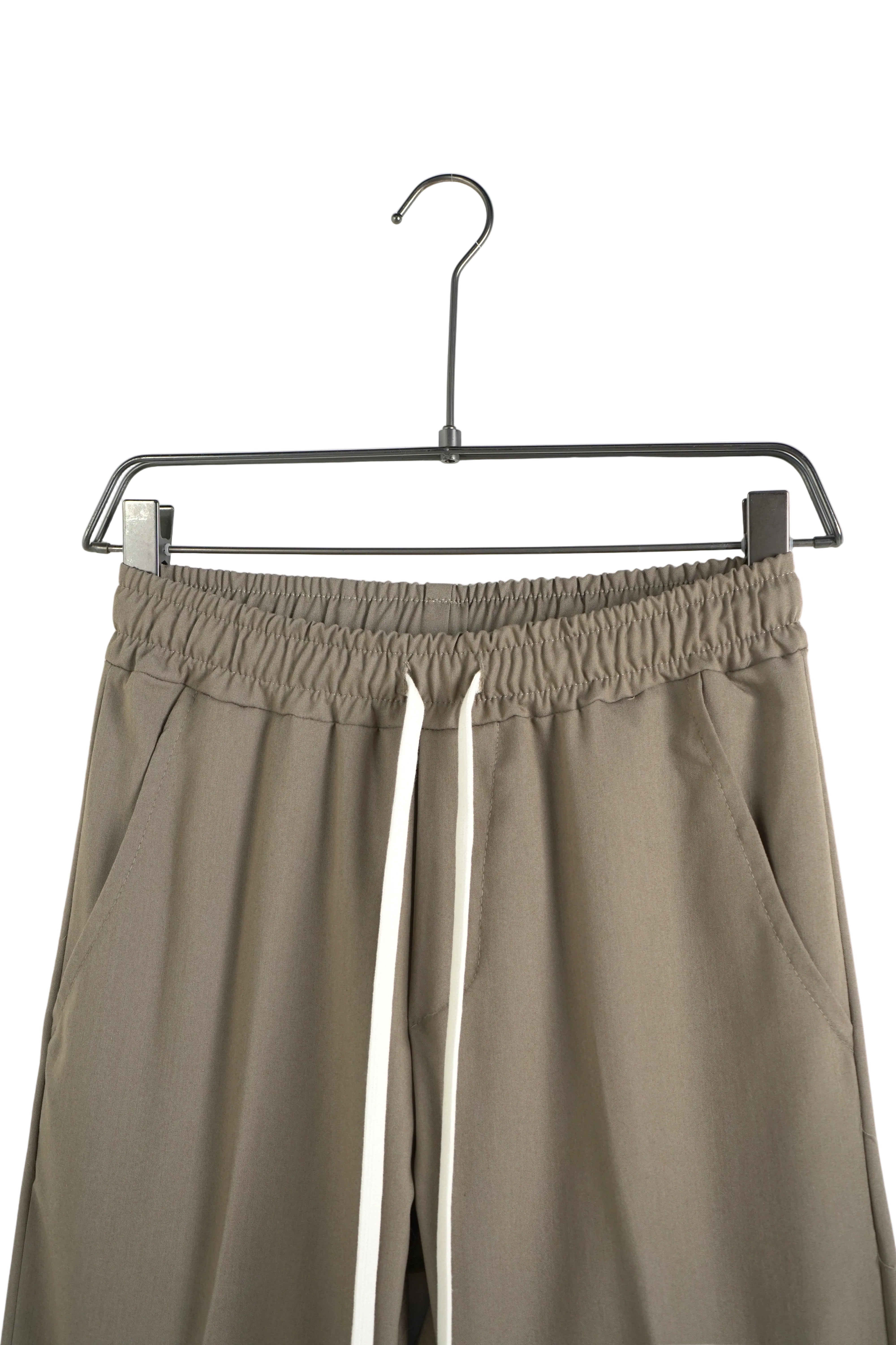 pantaloni barbati casual gri maro cu snur detaliu material taupe viscoza elast Atelier AXD in tinuta moda urbana cu snur lung vizibil