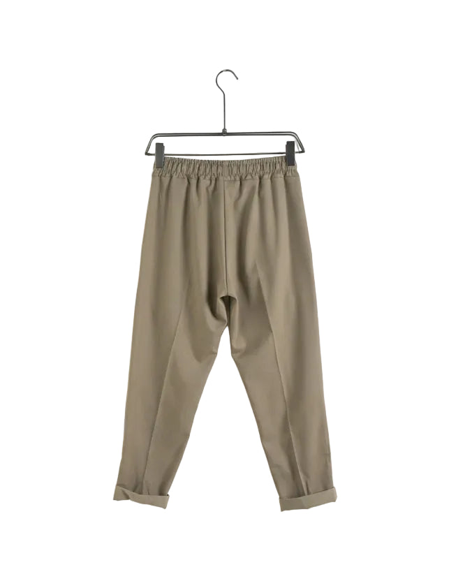 pantaloni barbati casual gri maro cu snur pantaloni barbati greige slim fit ca Atelier AXD in tinuta moda urbana cu snur lung vizibil