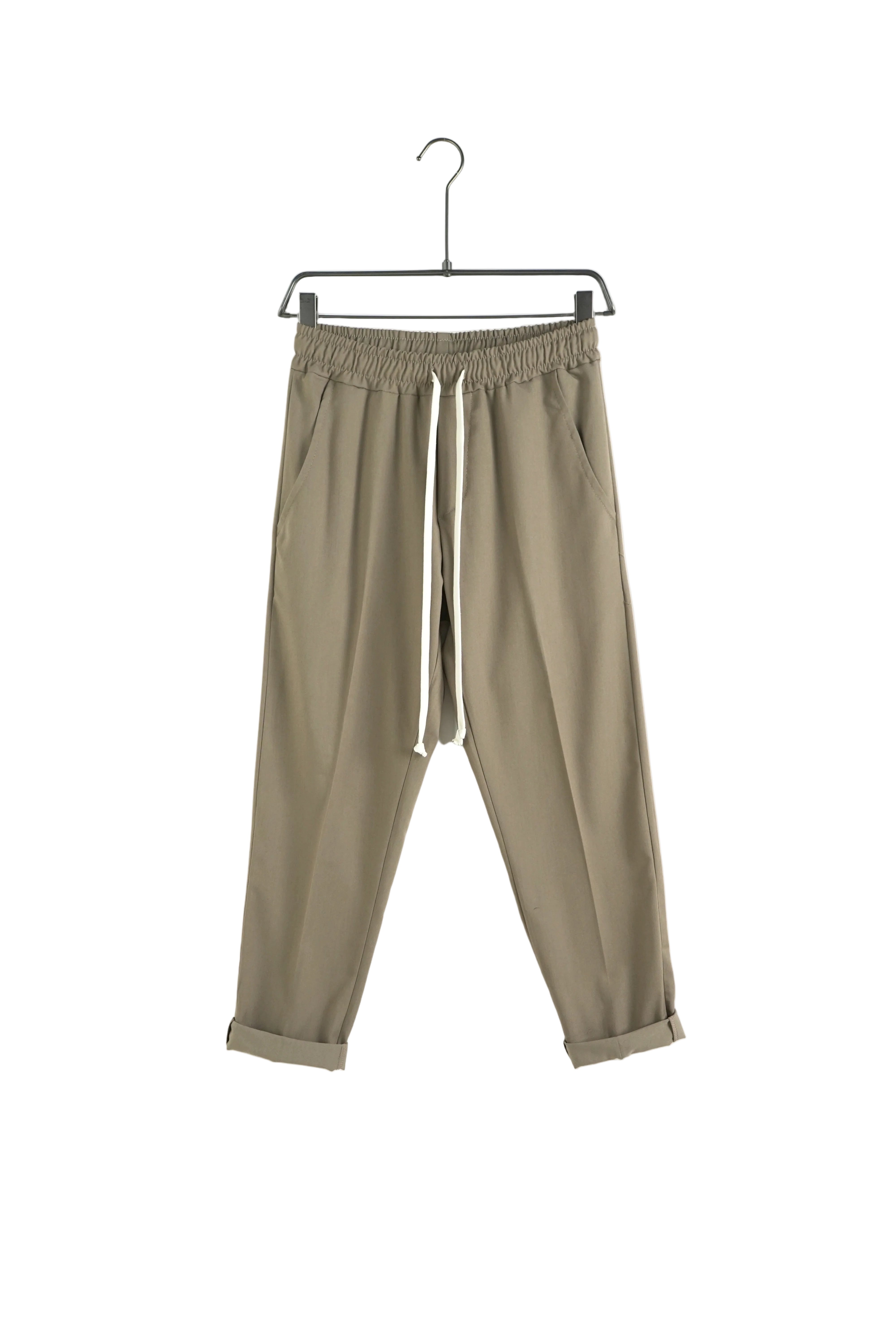 pantaloni barbati casual gri maro cu snur pantaloni gri maro slim fit cu snur Atelier AXD in tinuta moda urbana cu snur lung vizibil