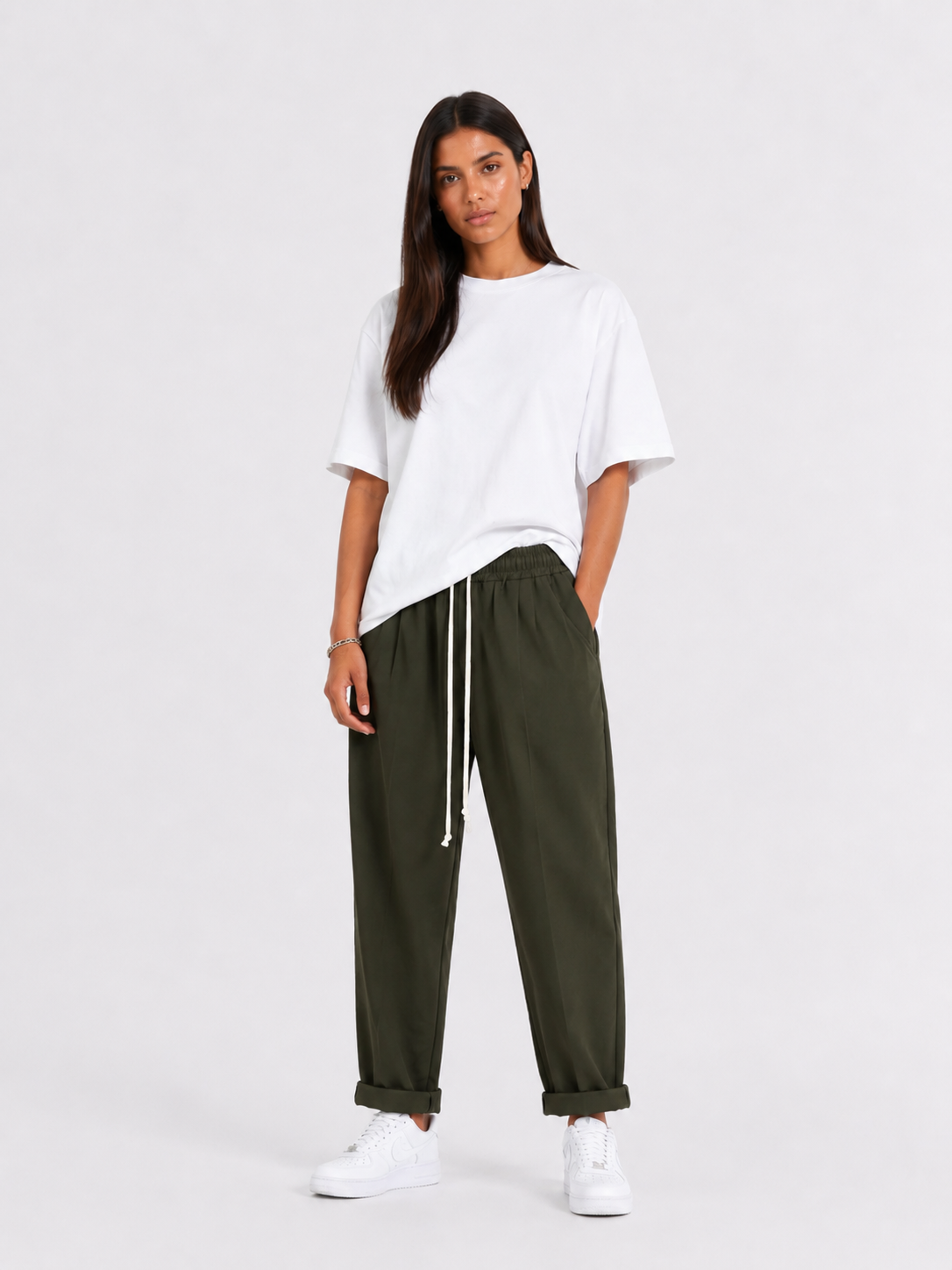 pantaloni barbati casual kaki cu snur femeie pantaloni khaki slim siret lung Atelier AXD in tinuta moda urbana cu snur lung vizibil