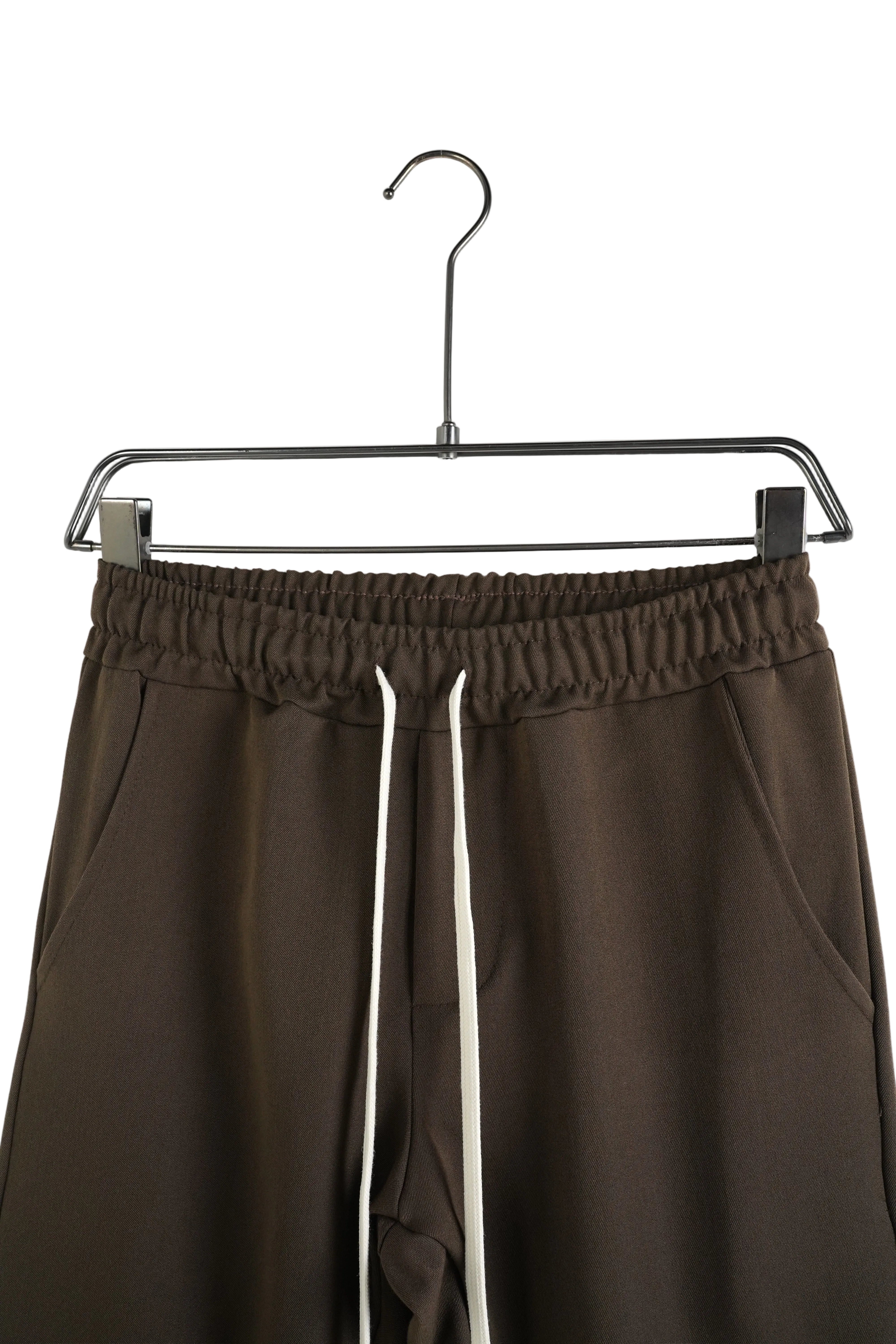 pantaloni barbati casual maro cu snur detaliu material pantaloni maro viscoza Atelier AXD in tinuta moda urbana cu snur lung vizibil