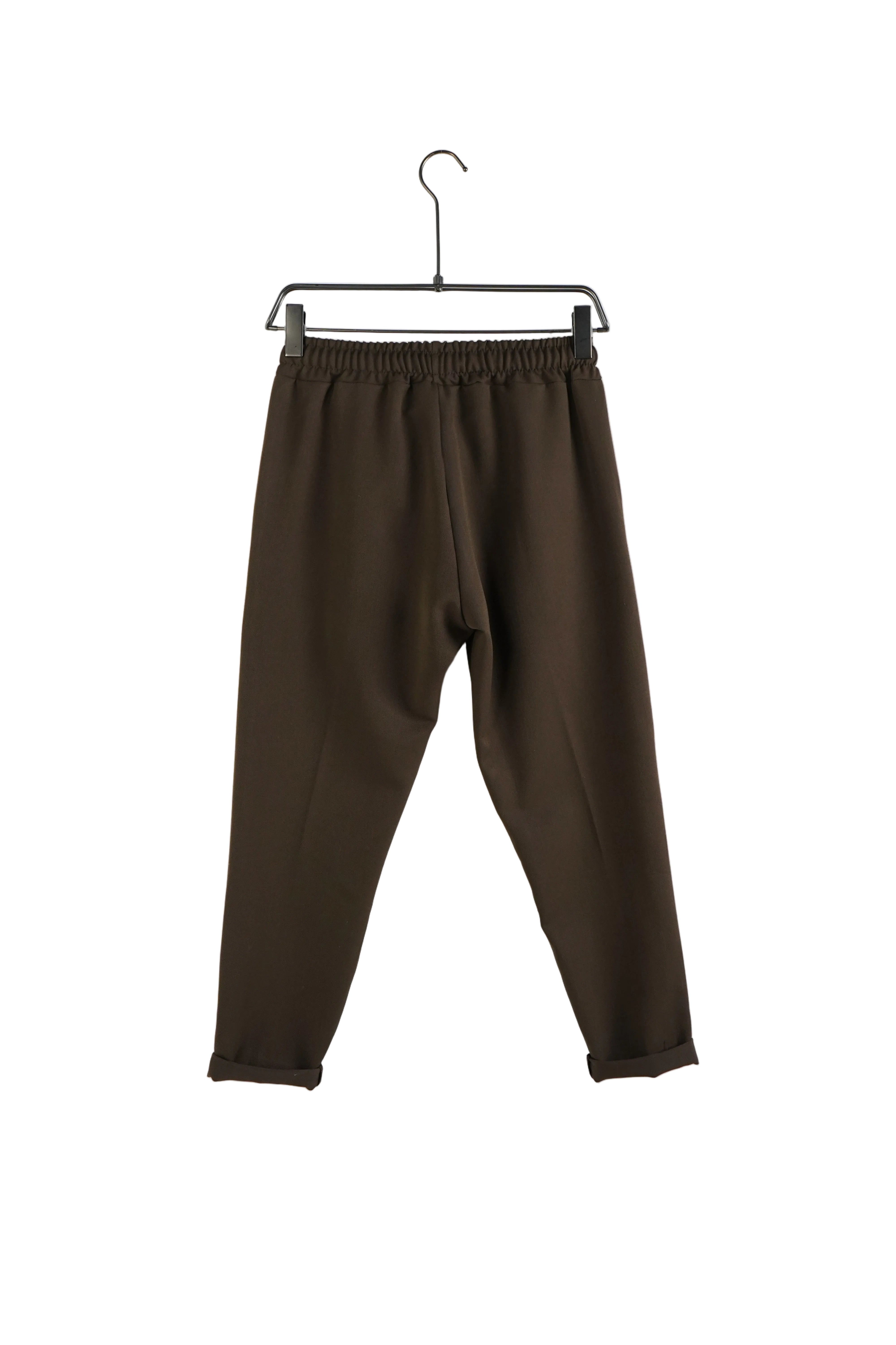 pantaloni barbati casual maro cu snur pantaloni barbati maro slim urban style Atelier AXD in tinuta moda urbana cu snur lung vizibil