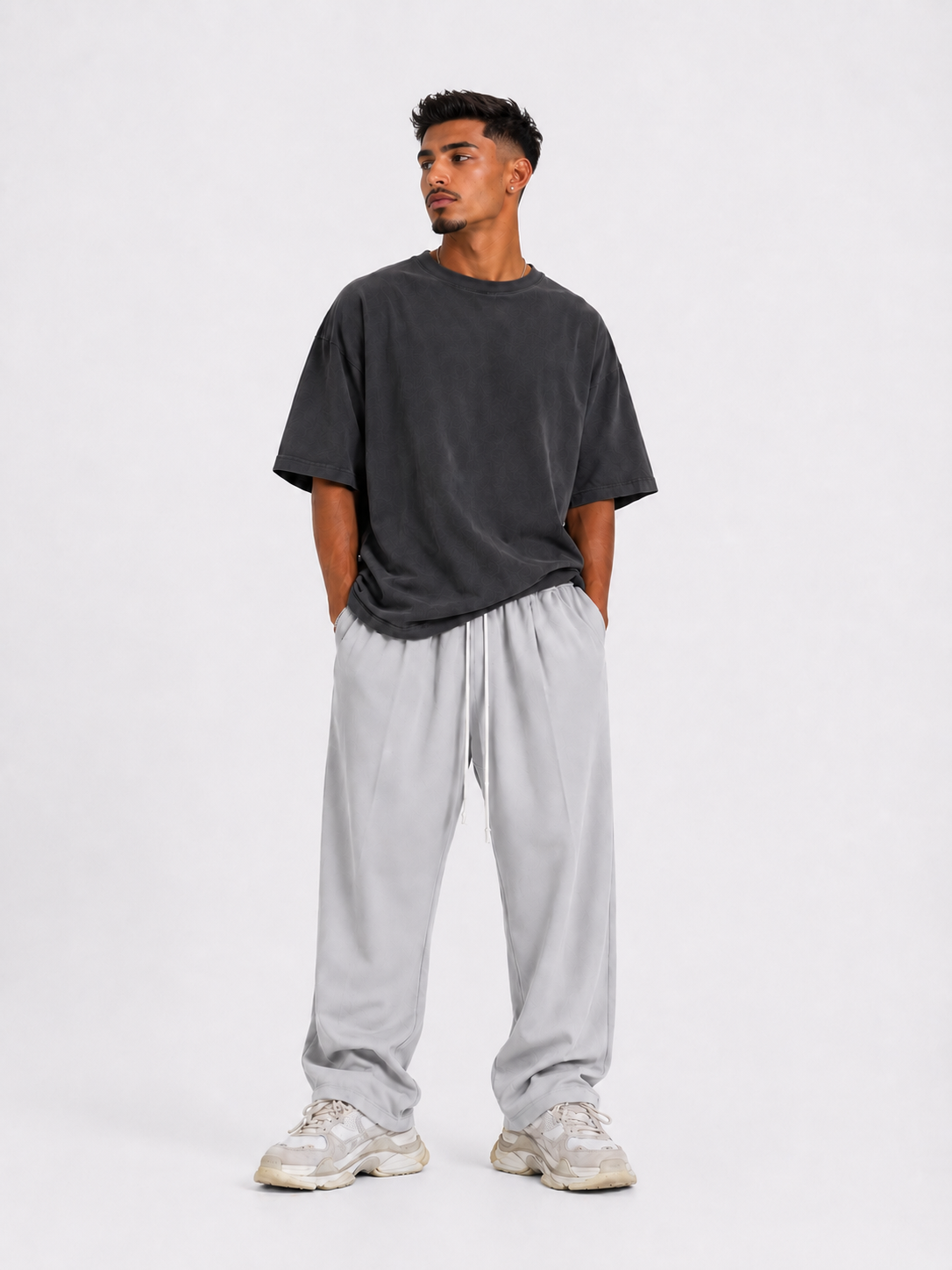 pantaloni barbati gri siret lung buzunar spate barbat pantaloni cu siret lung Atelier AXD in tinuta moda urbana cu snur lung vizibil