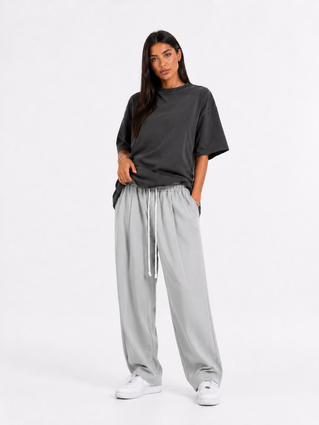 pantaloni barbati gri siret lung buzunar spate femeie pantaloni cu siret lung Atelier AXD in tinuta moda urbana cu snur lung vizibil
