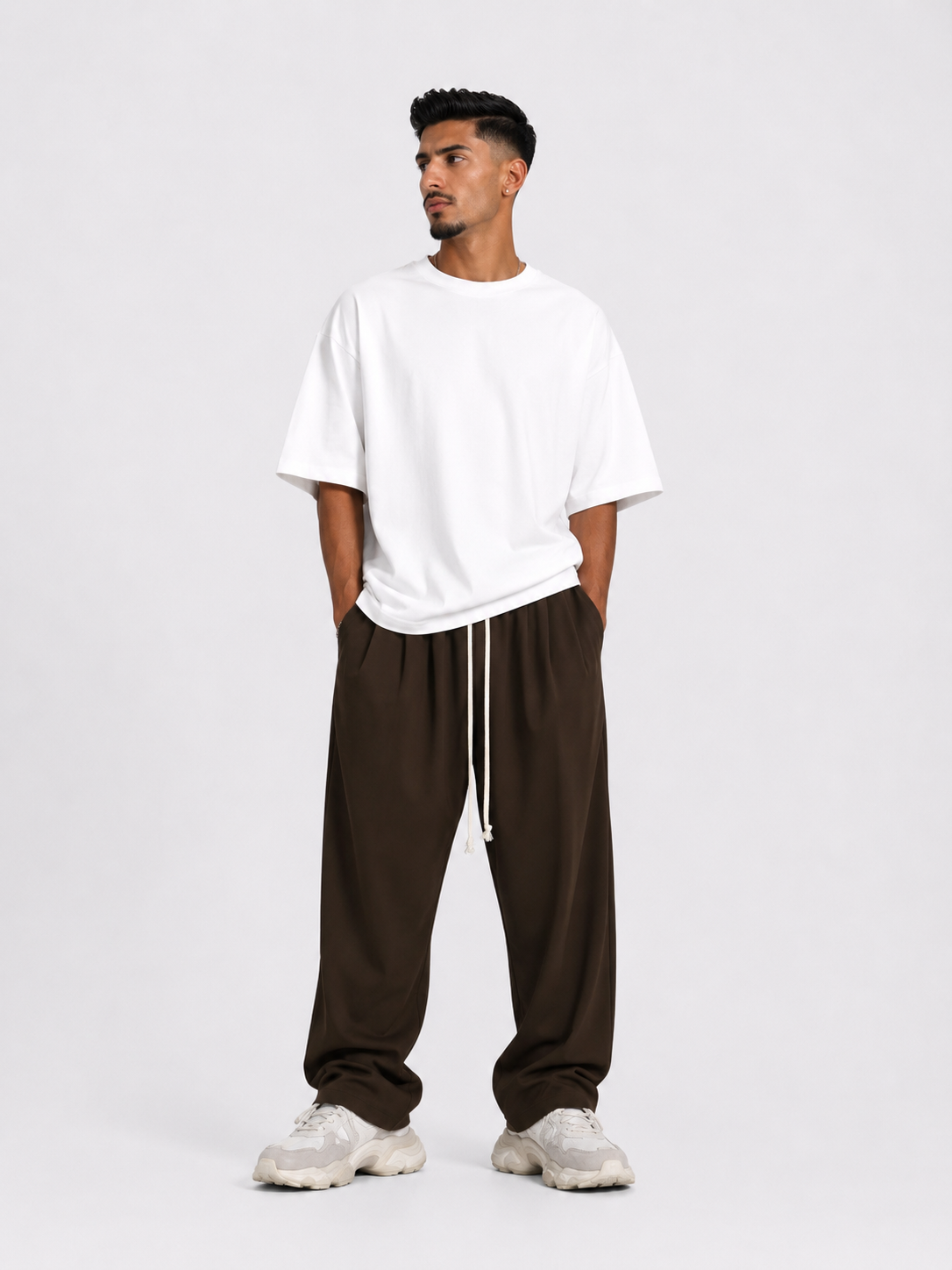 pantaloni barbati maro siret lung buzunar spate barbat pantaloni maro cu siret Atelier AXD in tinuta moda urbana cu snur lung vizibil