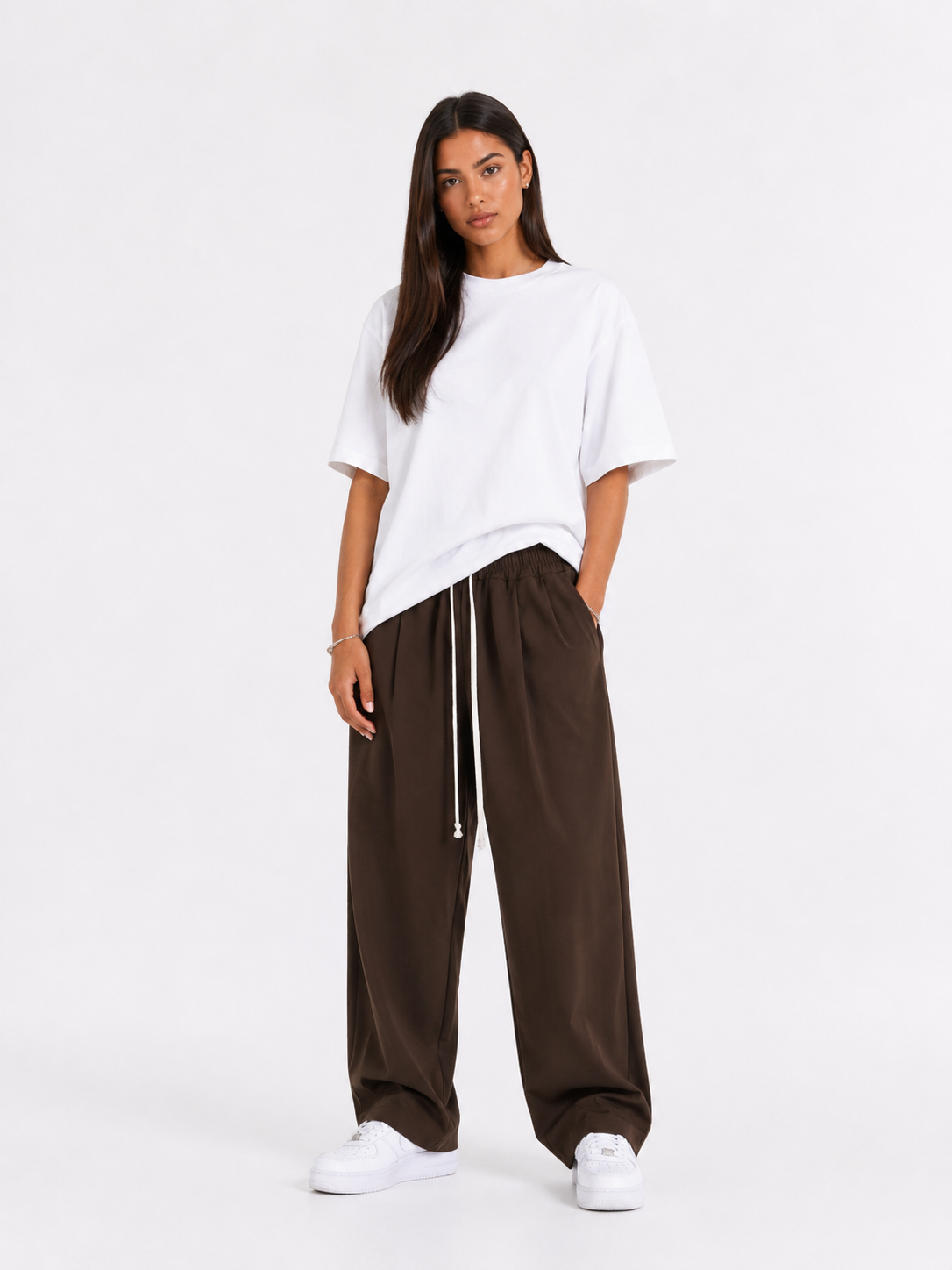 pantaloni barbati maro siret lung buzunar spate femeie pantaloni maro cu siret Atelier AXD in tinuta moda urbana cu snur lung vizibil