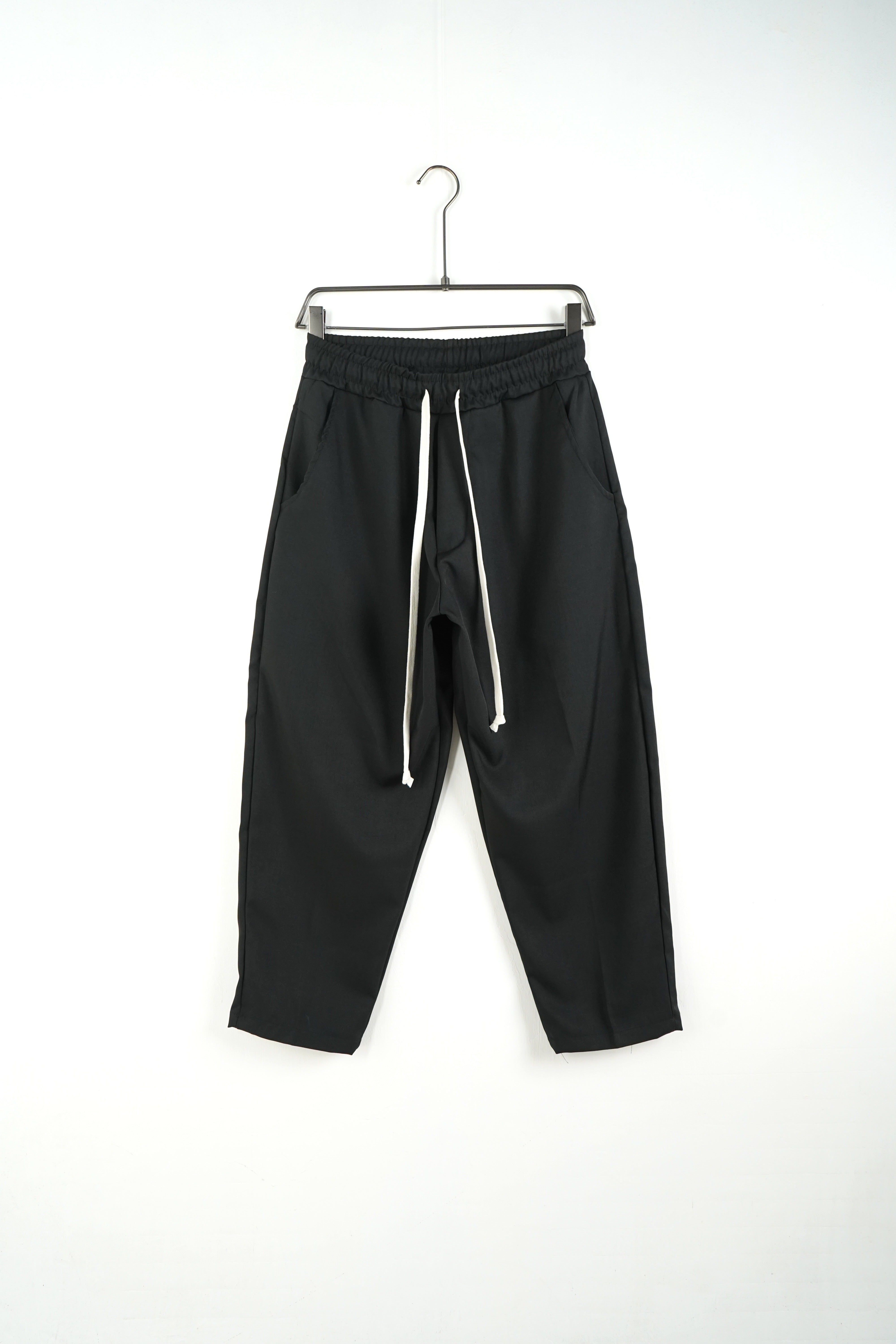 pantaloni barbati negri casual snur whatsapp 01 05 at 14 22 49 3 Atelier AXD in tinuta moda urbana cu snur lung vizibil