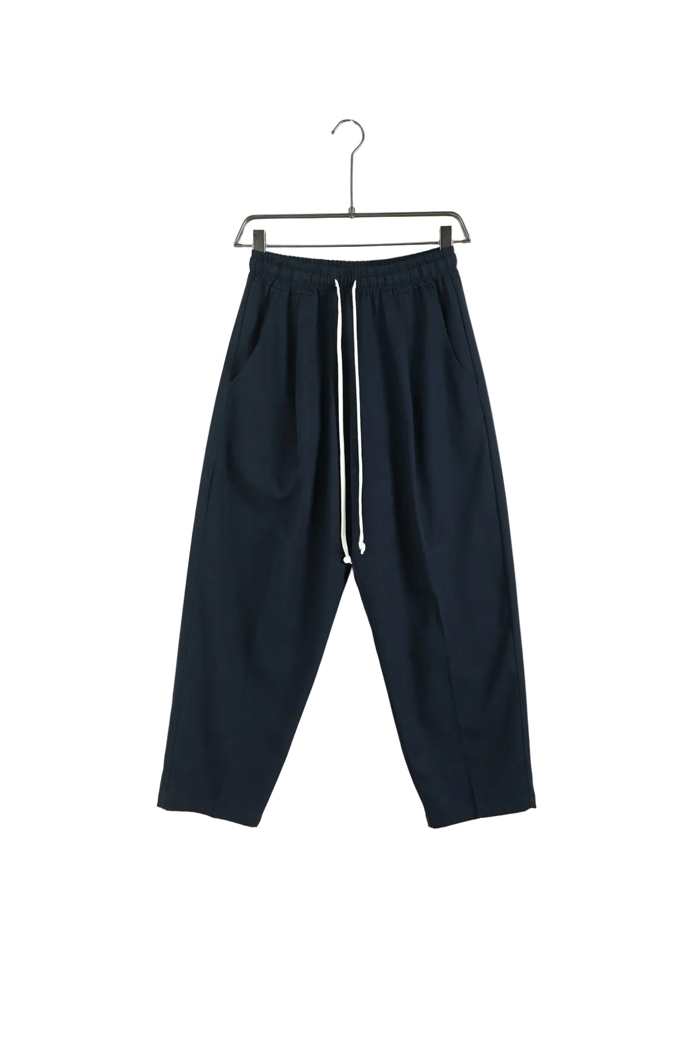 pantaloni cu snur lung atelier axd 3 Atelier AXD in tinuta moda urbana cu snur lung vizibil