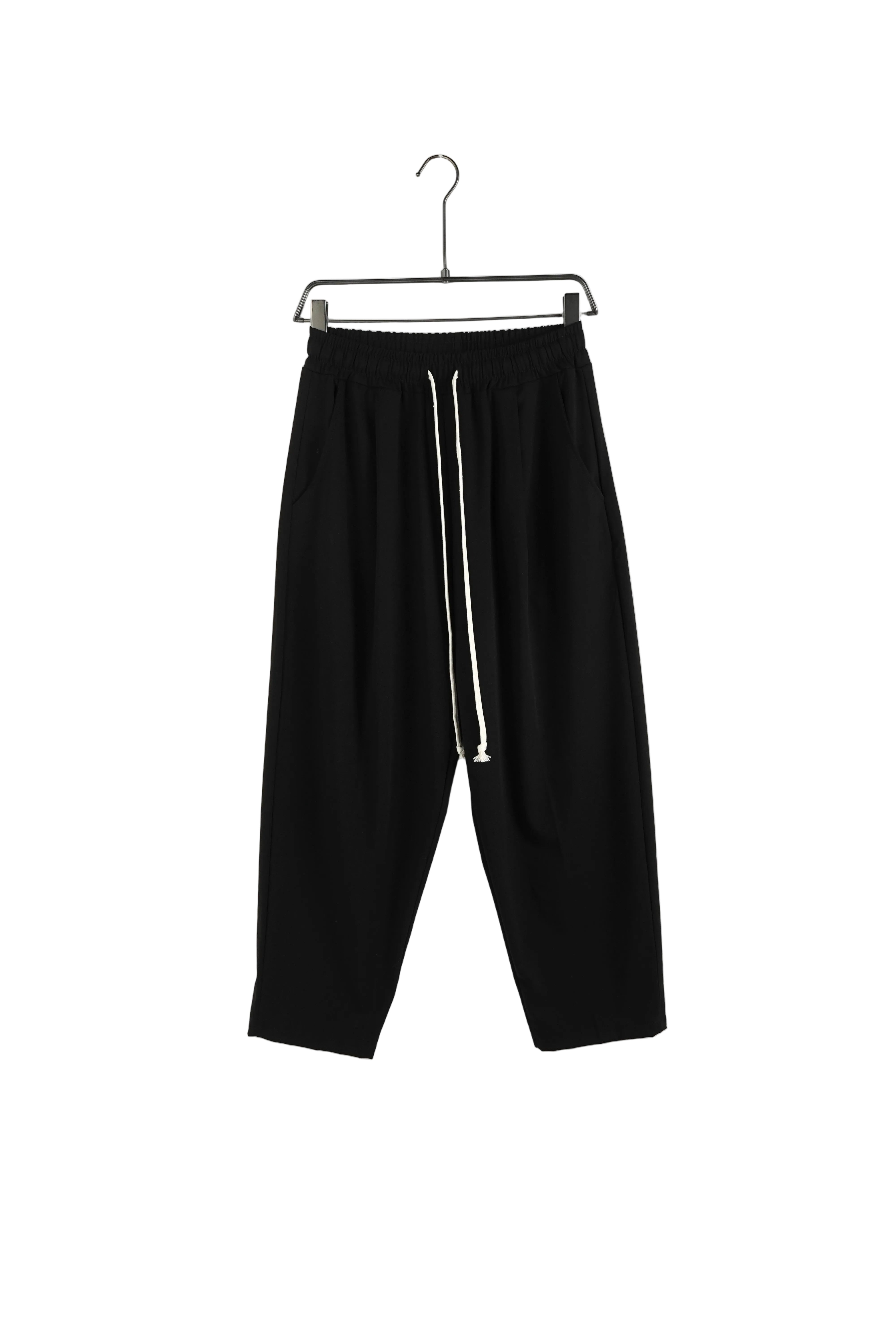 pantaloni cu snur lung atelier axd 5 Atelier AXD in tinuta moda urbana cu snur lung vizibil