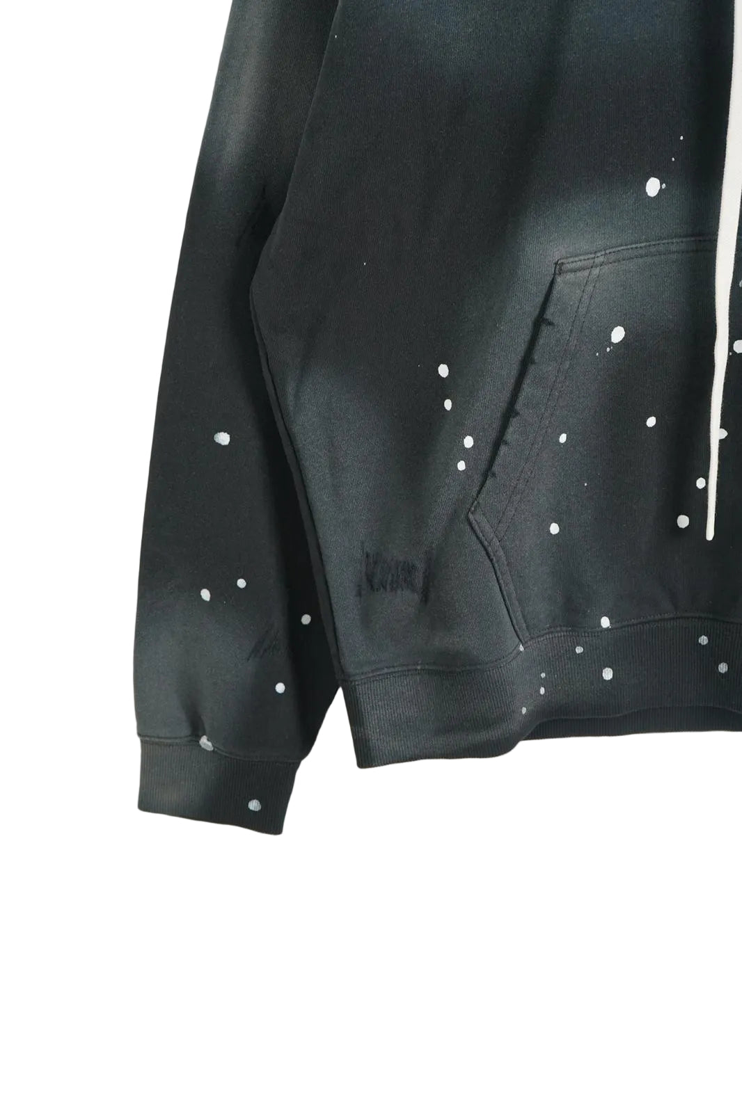 pantaloni cu snur lung atelier axd detaliu imprimeu stropi vopsea hanorac Atelier AXD in tinuta moda urbana cu snur lung vizibil