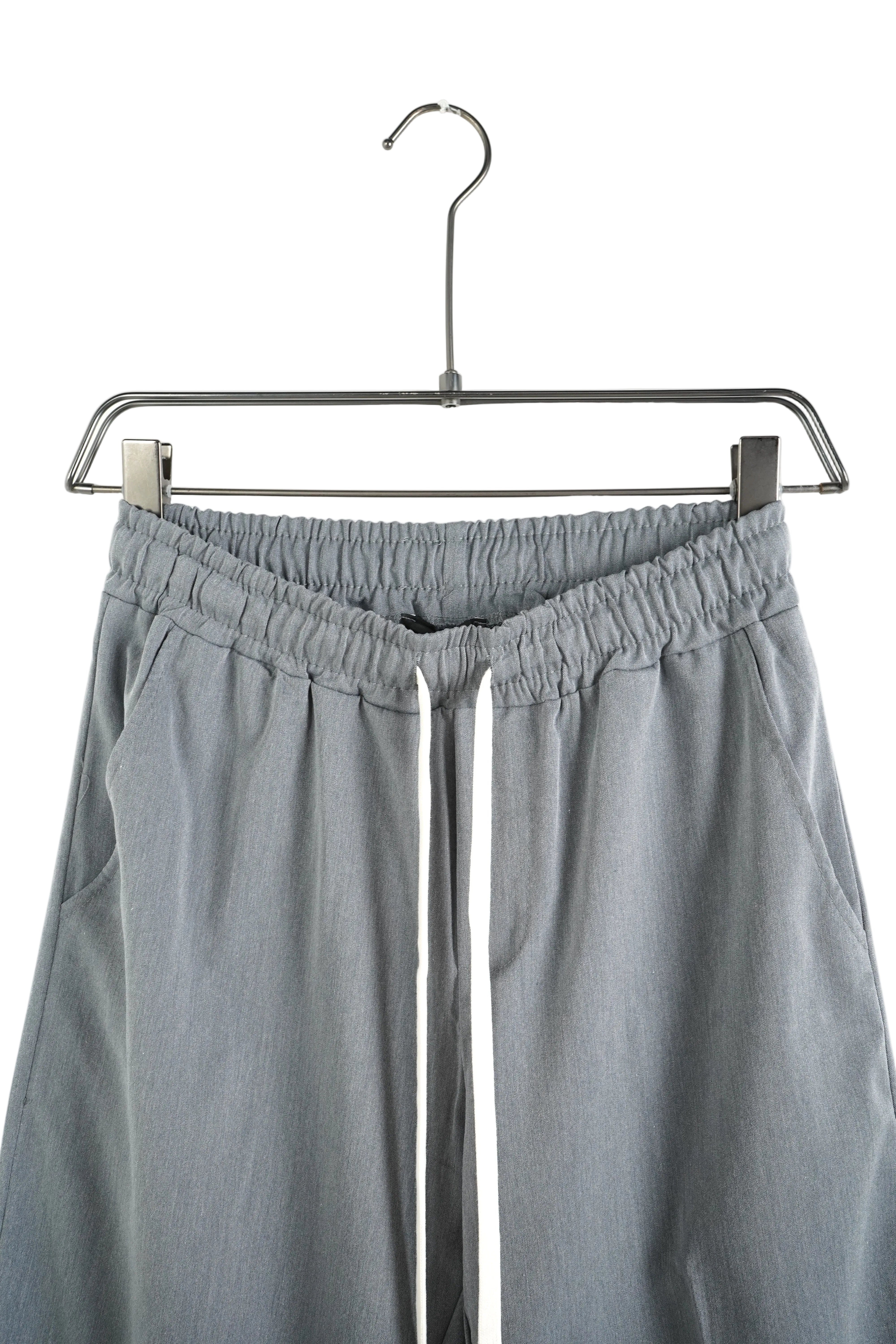 pantaloni cu snur lung atelier axd detaliu material antracit viscoza elastan Atelier AXD in tinuta moda urbana cu snur lung vizibil