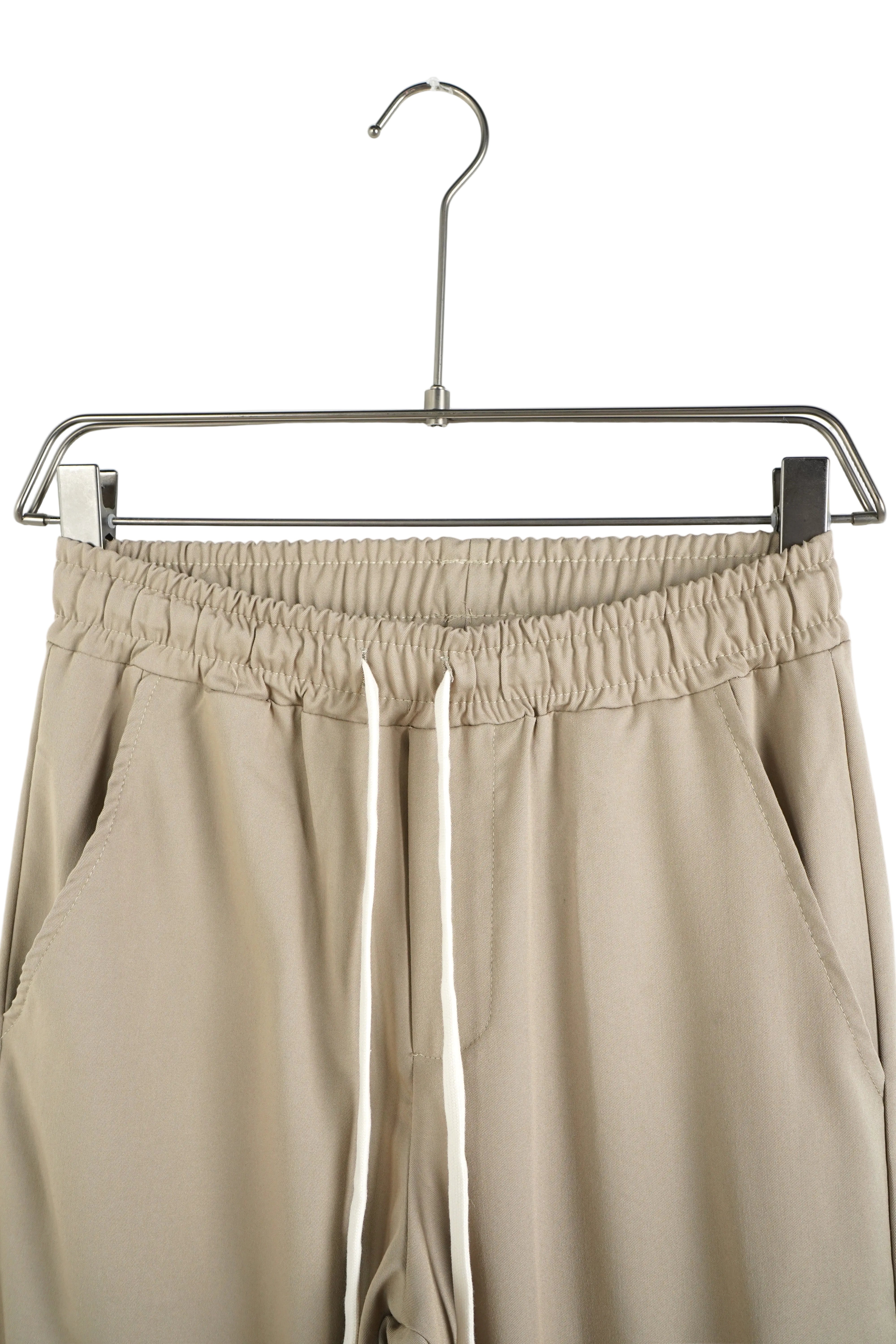 pantaloni cu snur lung atelier axd detaliu material camel viscoza elastan Atelier AXD in tinuta moda urbana cu snur lung vizibil