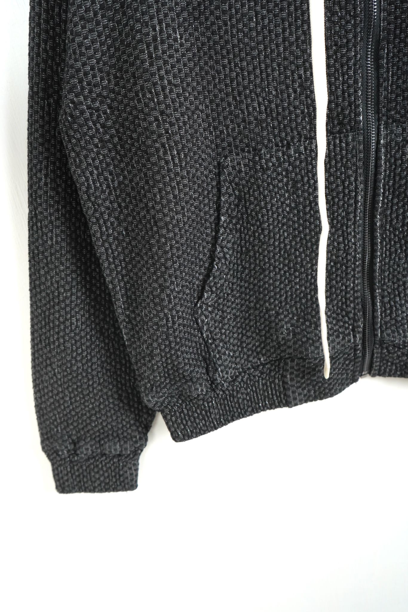 pantaloni cu snur lung atelier axd hanorac negru basic fermoar gluga s m l xl Atelier AXD in tinuta moda urbana cu snur lung vizibil