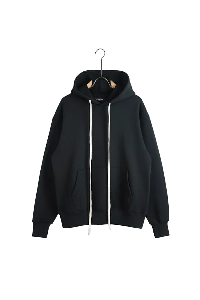 pantaloni cu snur lung atelier axd hoodie negru minimalist snur lun Atelier AXD in tinuta moda urbana cu snur lung vizibil