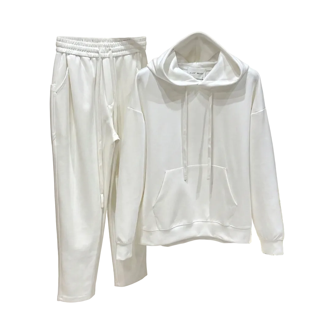 pantaloni cu snur lung atelier axd trening barbati alb cald casual Atelier AXD in tinuta moda urbana cu snur lung vizibil