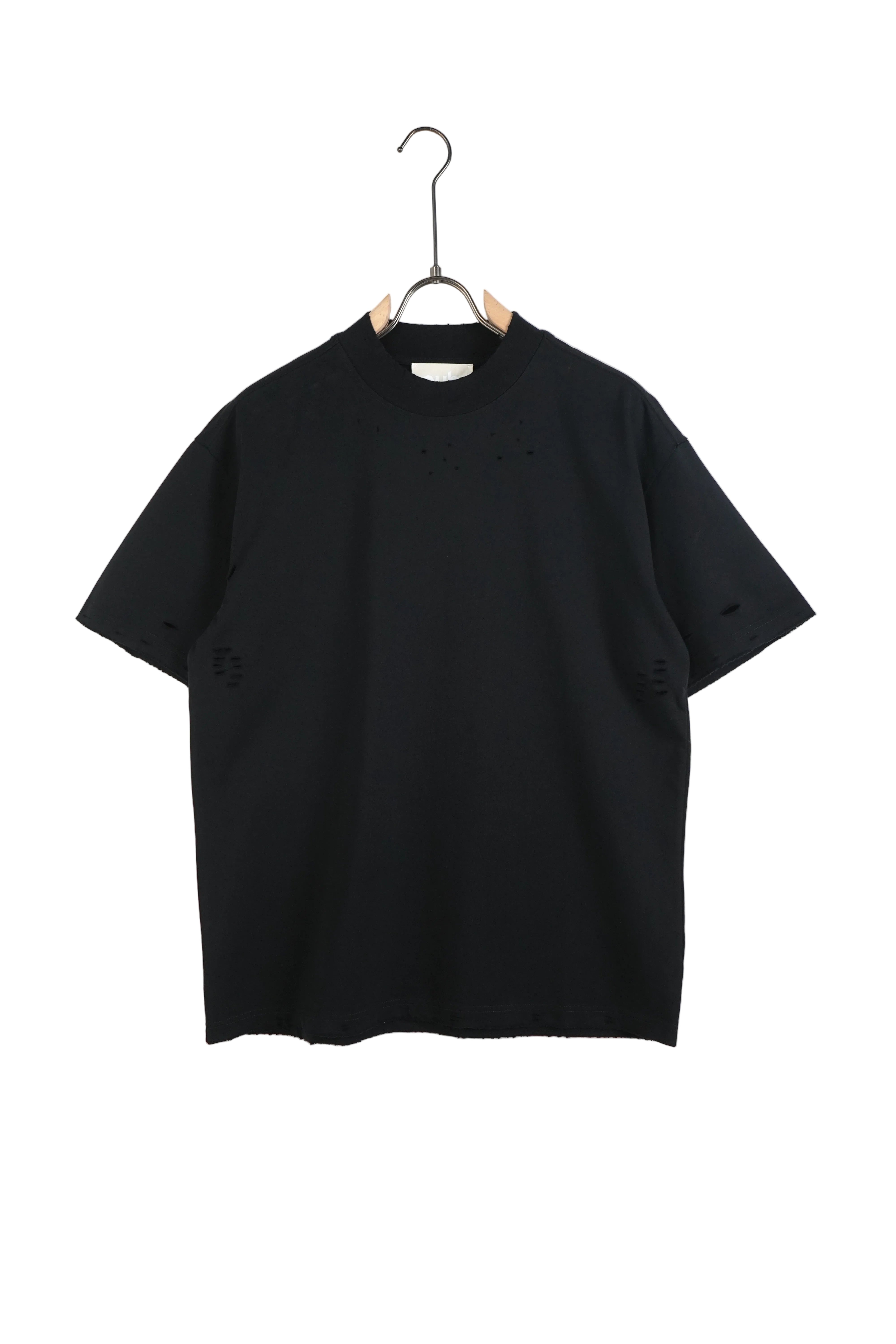 pantaloni cu snur lung atelier axd tricou negru unisex cu rupturi urban Atelier AXD in tinuta moda urbana cu snur lung vizibil