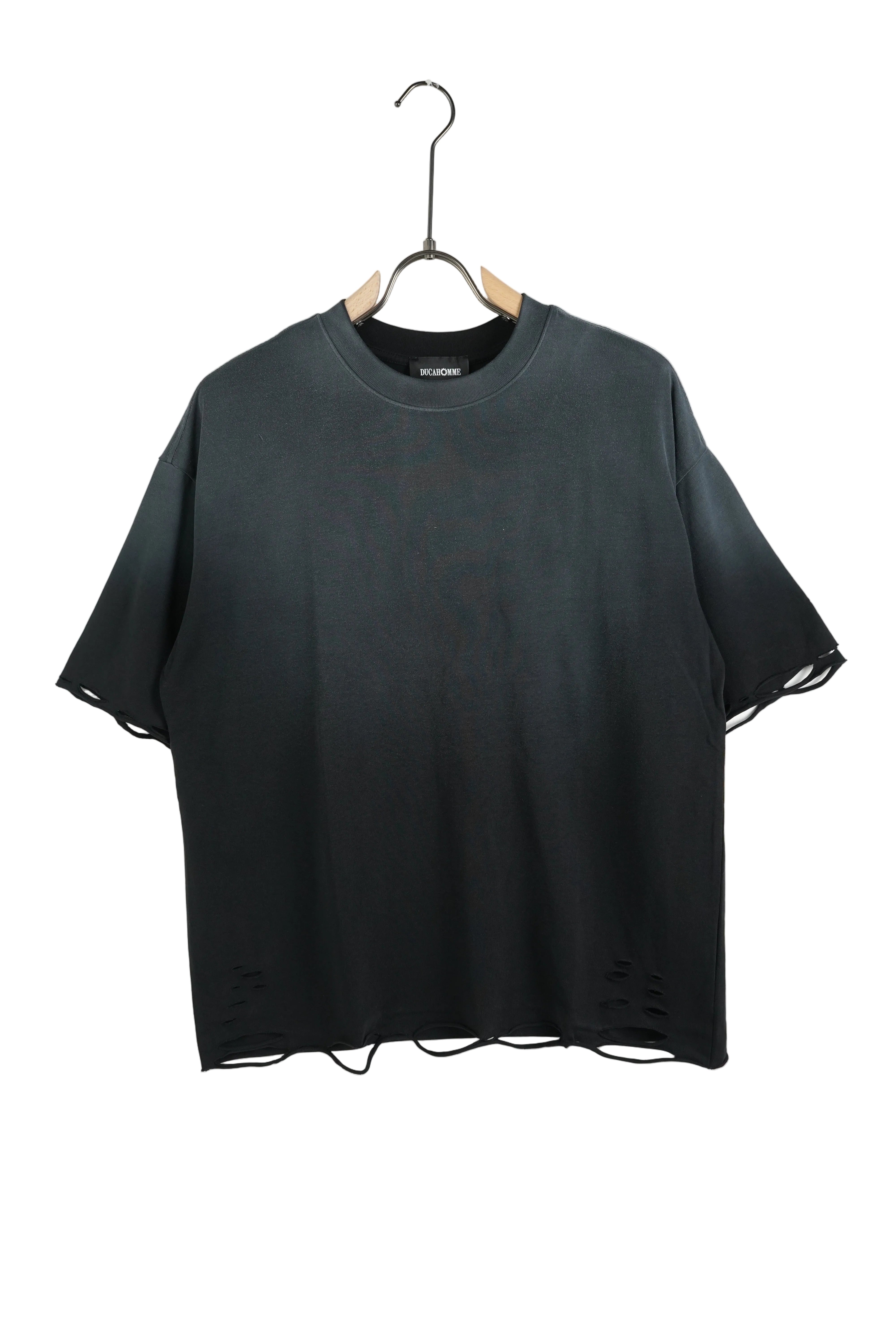 pantaloni cu snur lung atelier axd tricou spalat rupturi maneci bar Atelier AXD in tinuta moda urbana cu snur lung vizibil