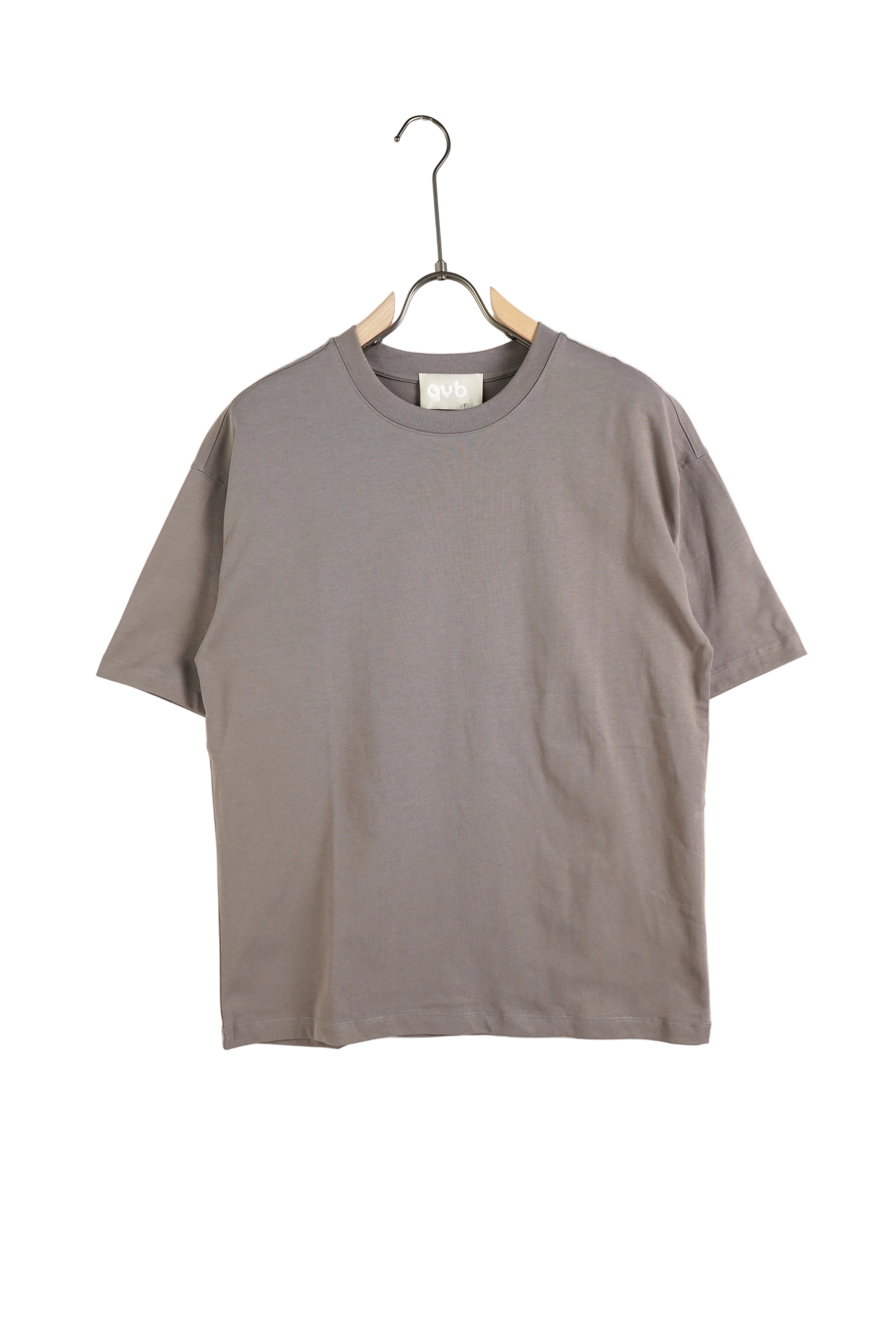 pantaloni cu snur lung atelier axd tricou unisex khaki bumbac premi Atelier AXD in tinuta moda urbana cu snur lung vizibil