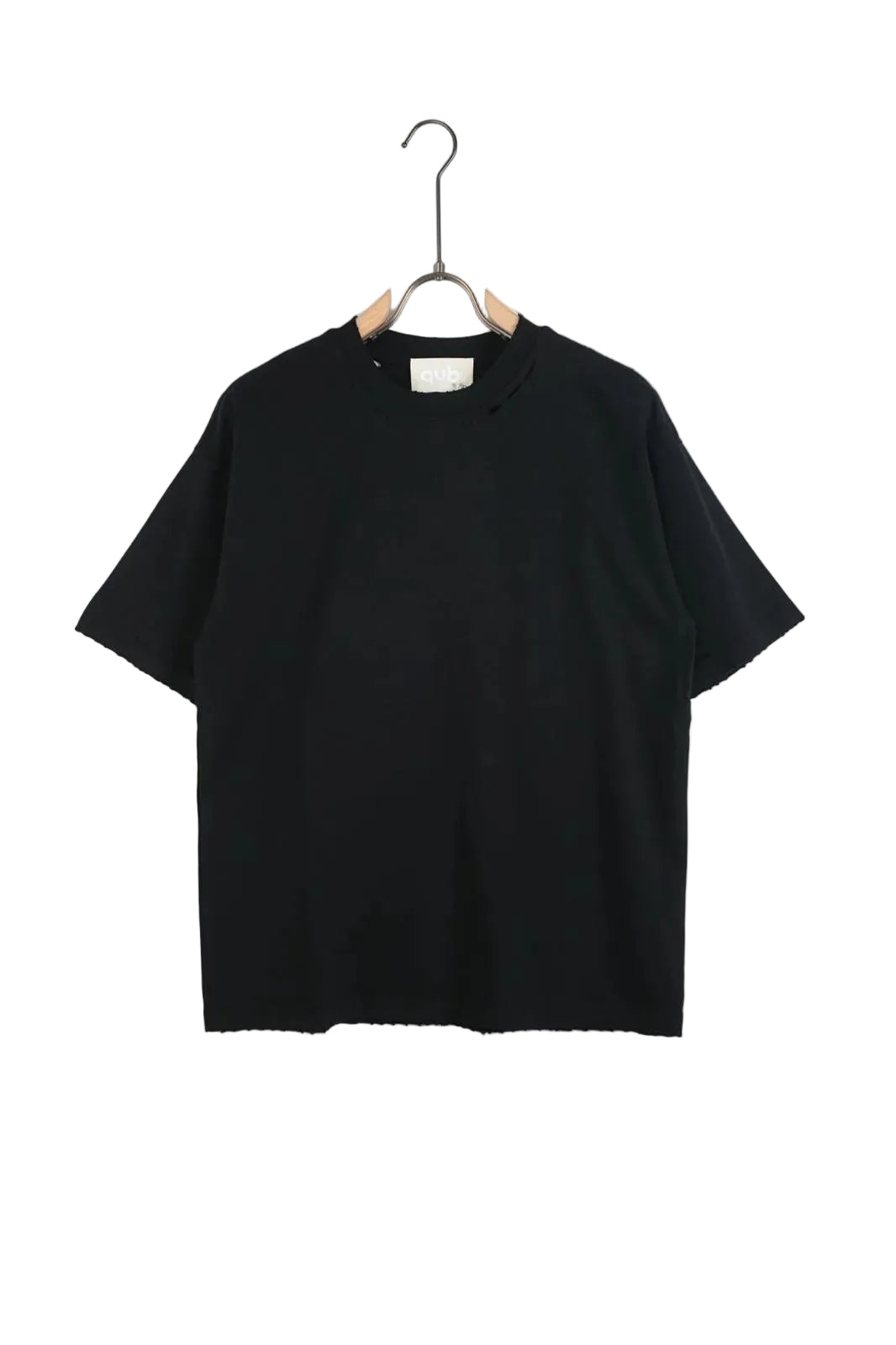 pantaloni cu snur lung atelier axd tricou unisex negru rupturi dist Atelier AXD in tinuta moda urbana cu snur lung vizibil