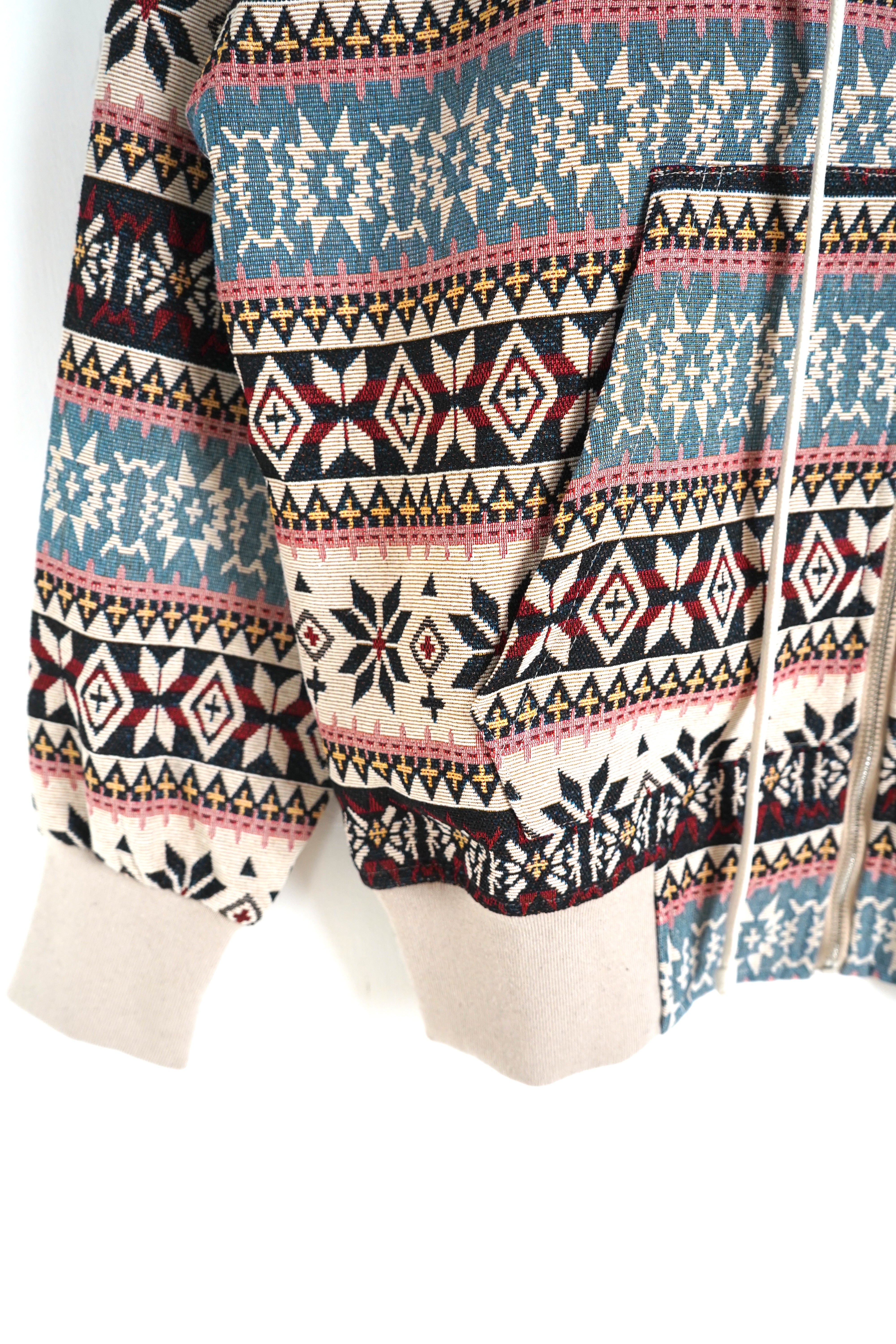 pantaloni cu snur lung hanorac barbati design iarna model colorat 724a 493d 86 Atelier AXD in tinuta moda urbana cu snur lung vizibil