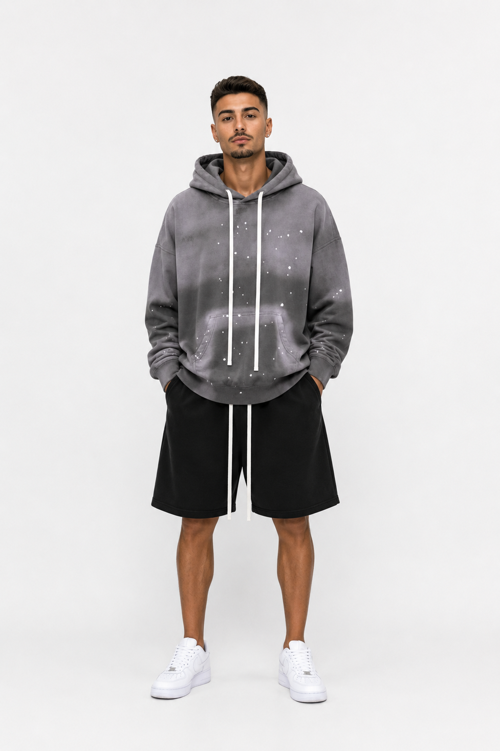 pantaloni cu snur lung hanorac barbati stropi vopsea gri mov oversize outfit b Atelier AXD in tinuta moda urbana cu snur lung vizibil