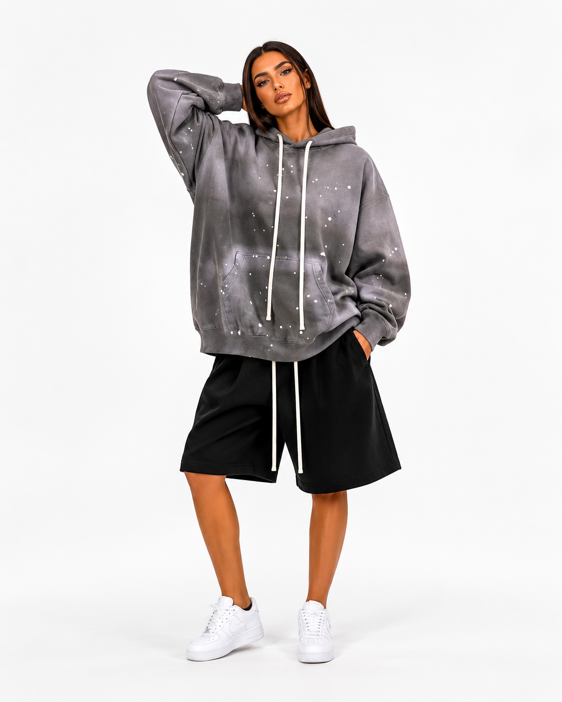 pantaloni cu snur lung hanorac barbati stropi vopsea gri mov oversize outfit f Atelier AXD in tinuta moda urbana cu snur lung vizibil