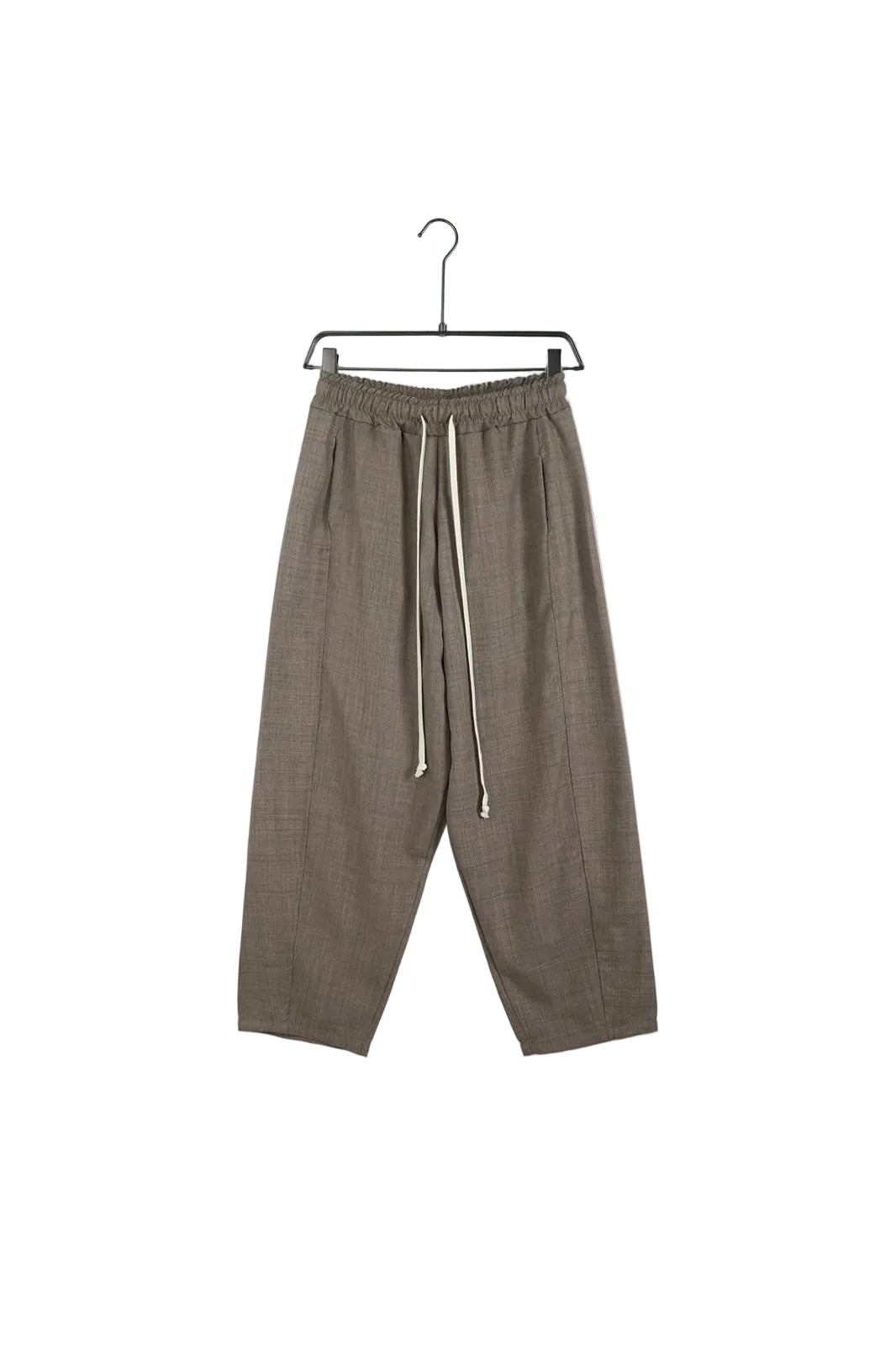 pantaloni cu snur lung set barbati ti casual maro tricou si pan tinuta m Atelier AXD in tinuta moda urbana cu snur lung vizibil