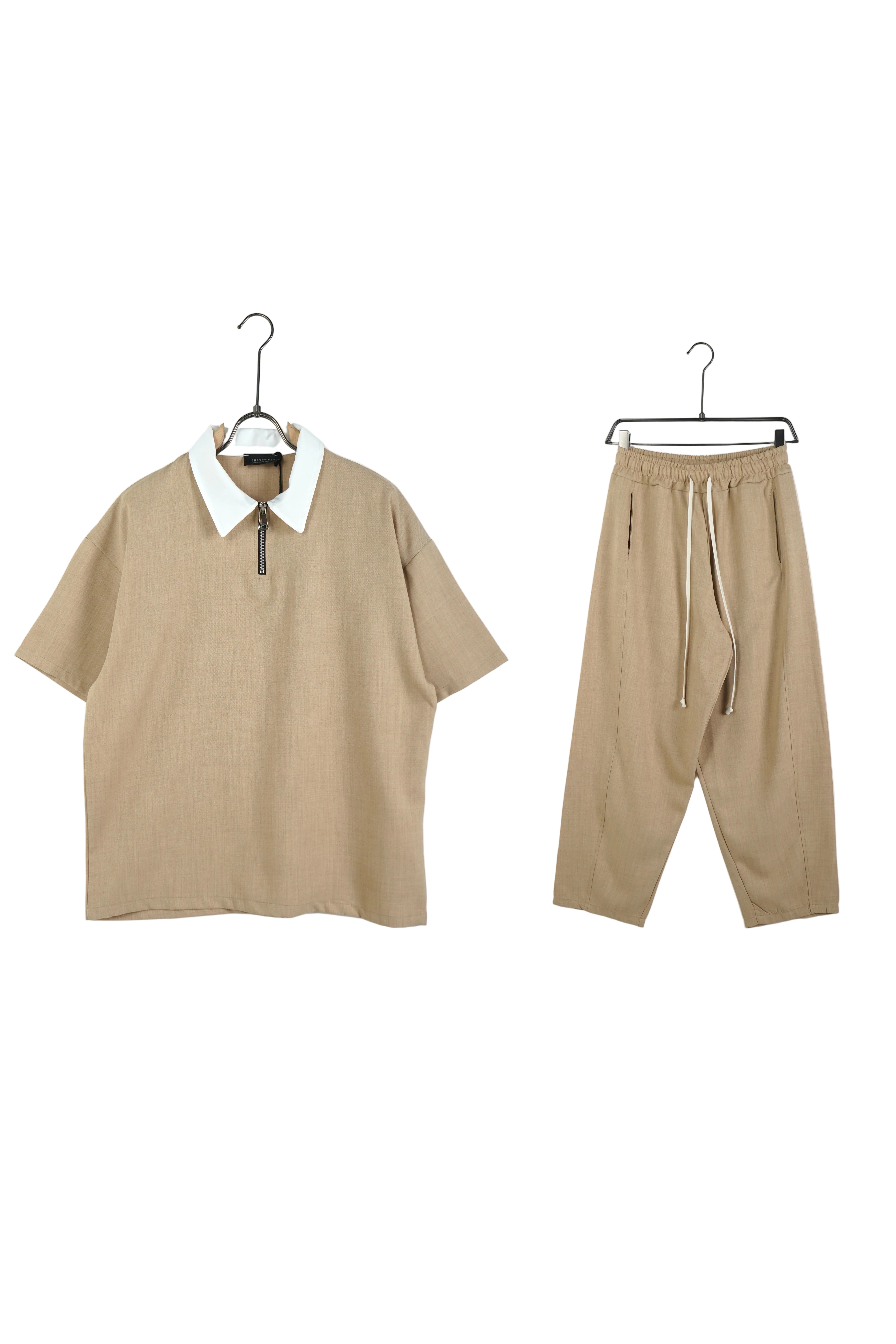 pantaloni cu snur lung set compleu bej barbati tricou cu fermoar si p compleu 2 Atelier AXD in tinuta moda urbana cu snur lung vizibil