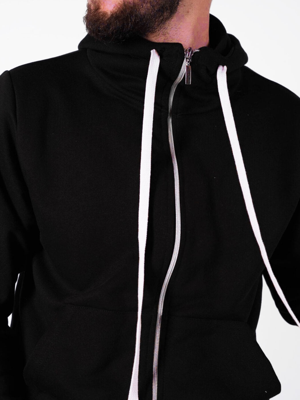 pantaloni cu snur lung sitemap blogs 1 xml hanorace barbati Atelier AXD in tinuta moda urbana cu snur lung vizibil