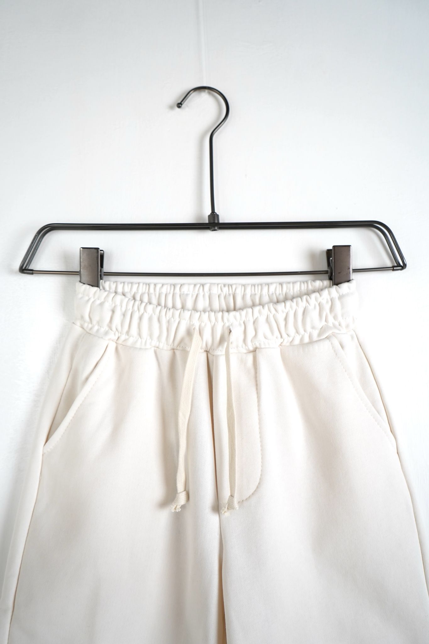 pantaloni cu snur lung sitemap collections 1 xml 3 Atelier AXD in tinuta moda urbana cu snur lung vizibil