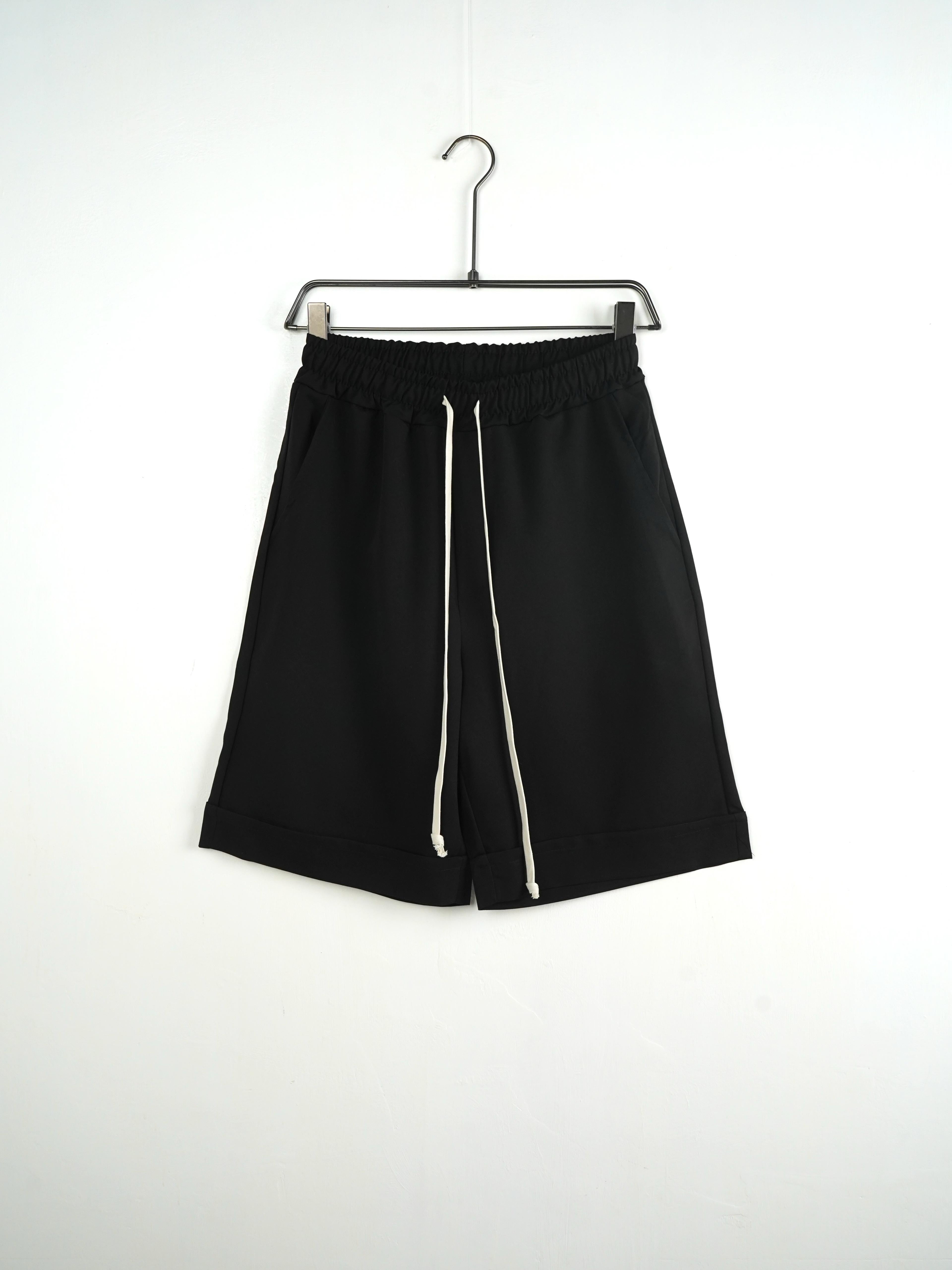 pantaloni cu snur lung sitemap collections 1 xml 4 Atelier AXD in tinuta moda urbana cu snur lung vizibil