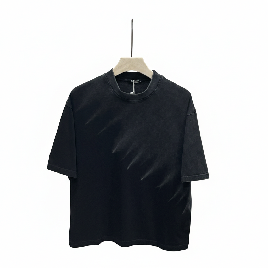 pantaloni cu snur lung tricou barbati negru efect fade gri bumbac tricou barbati Atelier AXD in tinuta moda urbana cu snur lung vizibil