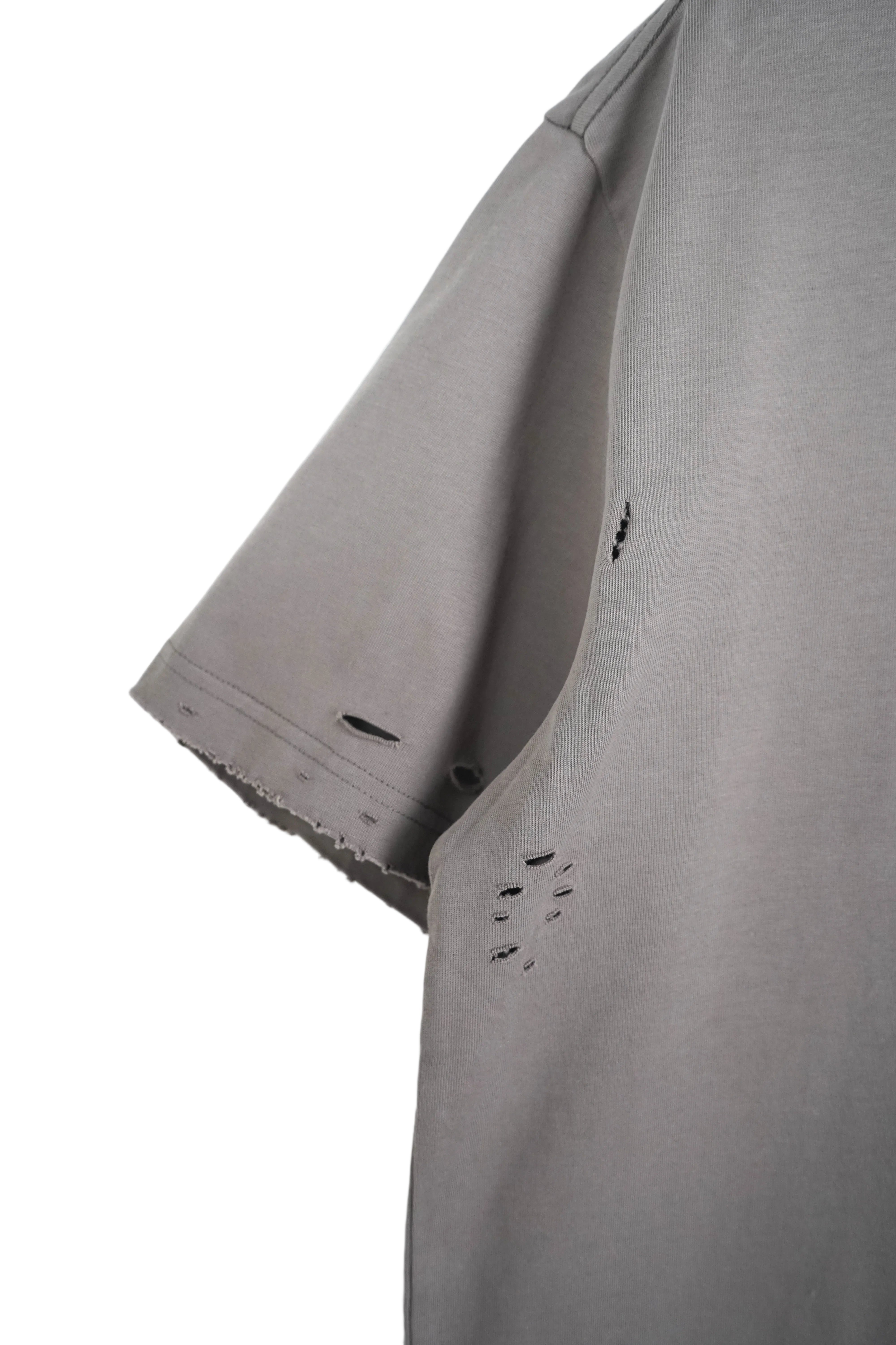 pantaloni cu snur lung tricou cu rupturi unisex gri deschis tricou urban gri d Atelier AXD in tinuta moda urbana cu snur lung vizibil