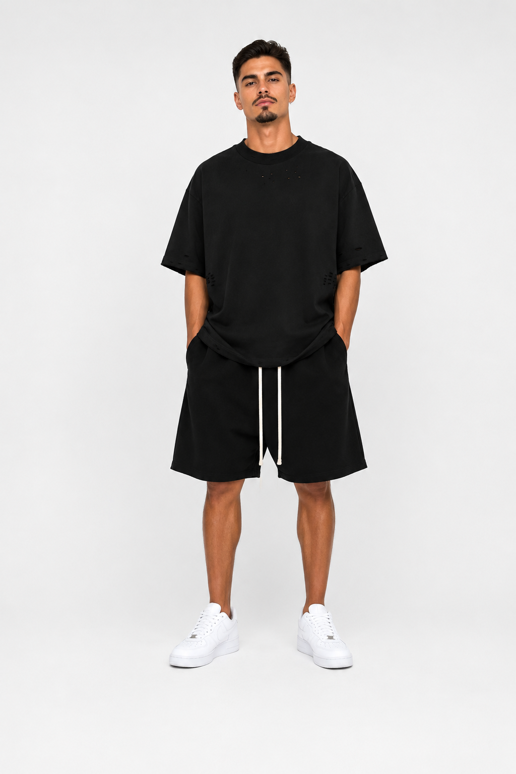 pantaloni cu snur lung tricou negru unisex rupturi bumbac outfit streetwear barbati Atelier AXD in tinuta moda urbana cu snur lung vizibil